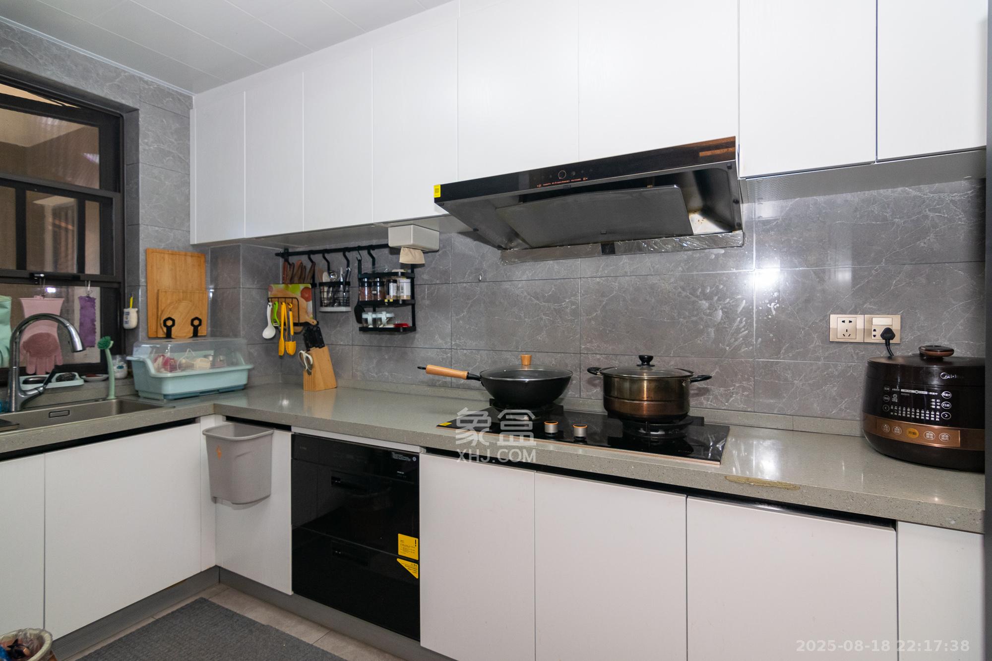 润和美郡（润和紫郡五期）  4室2厅2卫    128.0万厨房