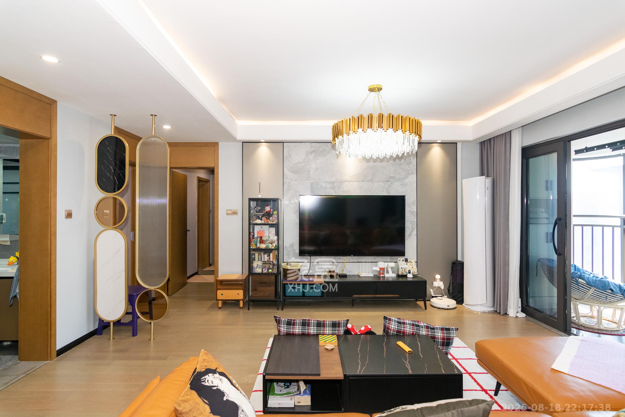 润和美郡（润和紫郡五期）  4室2厅2卫    128.0万客厅