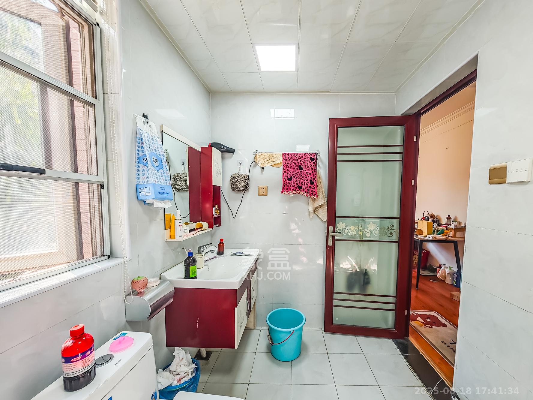 山语城一期 3室2厅2卫 88.0万 山语城一期 3室2厅2卫 88.0万卫生间