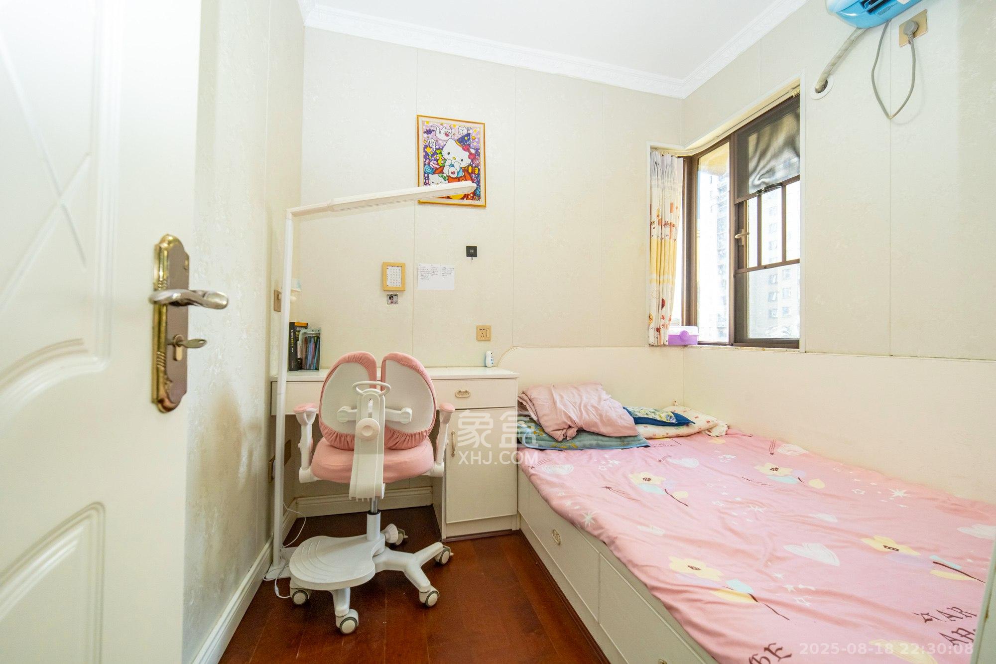 华润置地广场一期  1室2厅1卫    72.8万 华润置地广场一期  1室2厅1卫    72.8万卧室