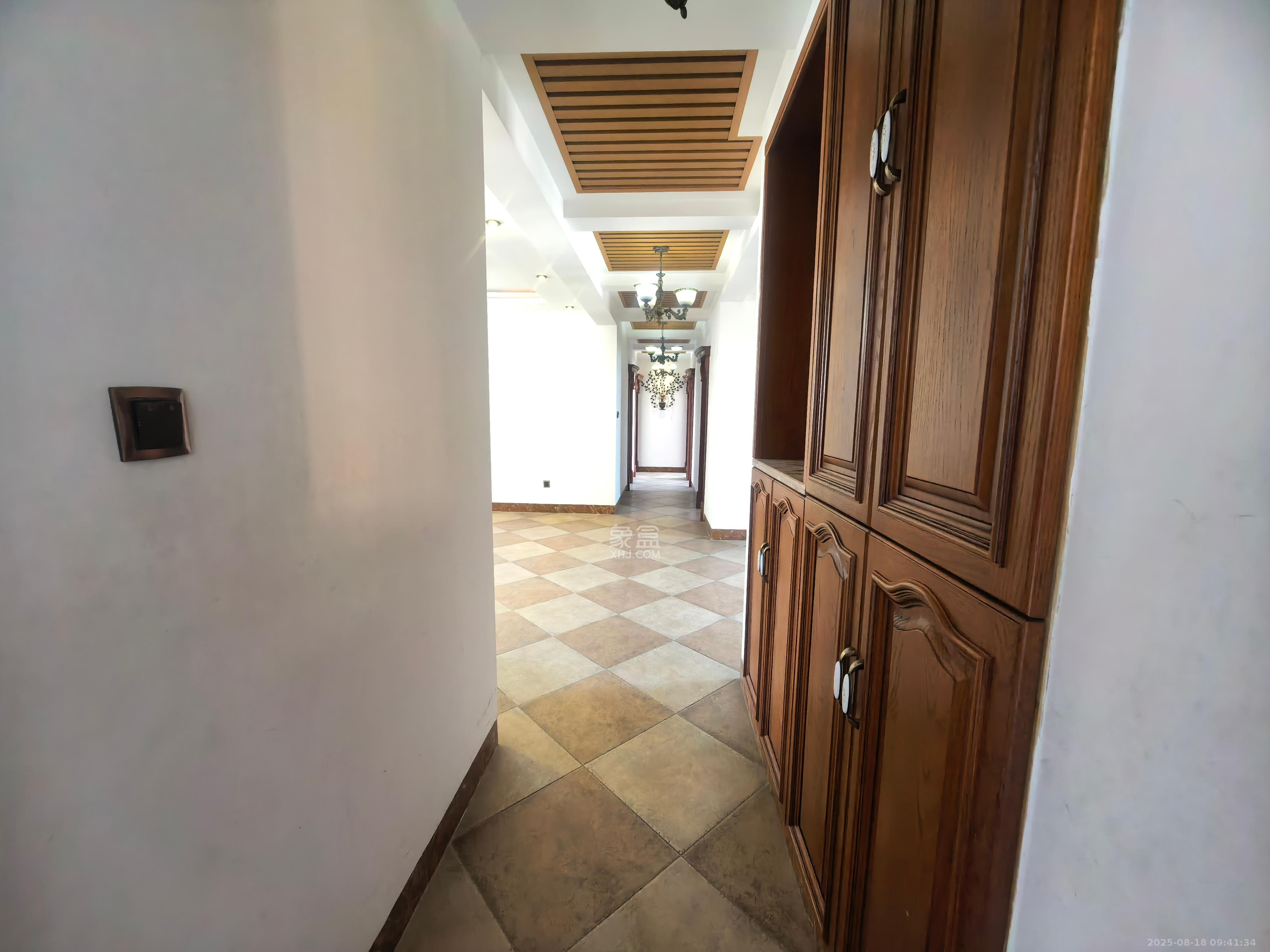 嘉盛华庭(一期、二期、三期)  4室2厅2卫    2800.0元/月 嘉盛华庭(一期、二期、三期)  4室2厅2卫    2800.0元/月室内图