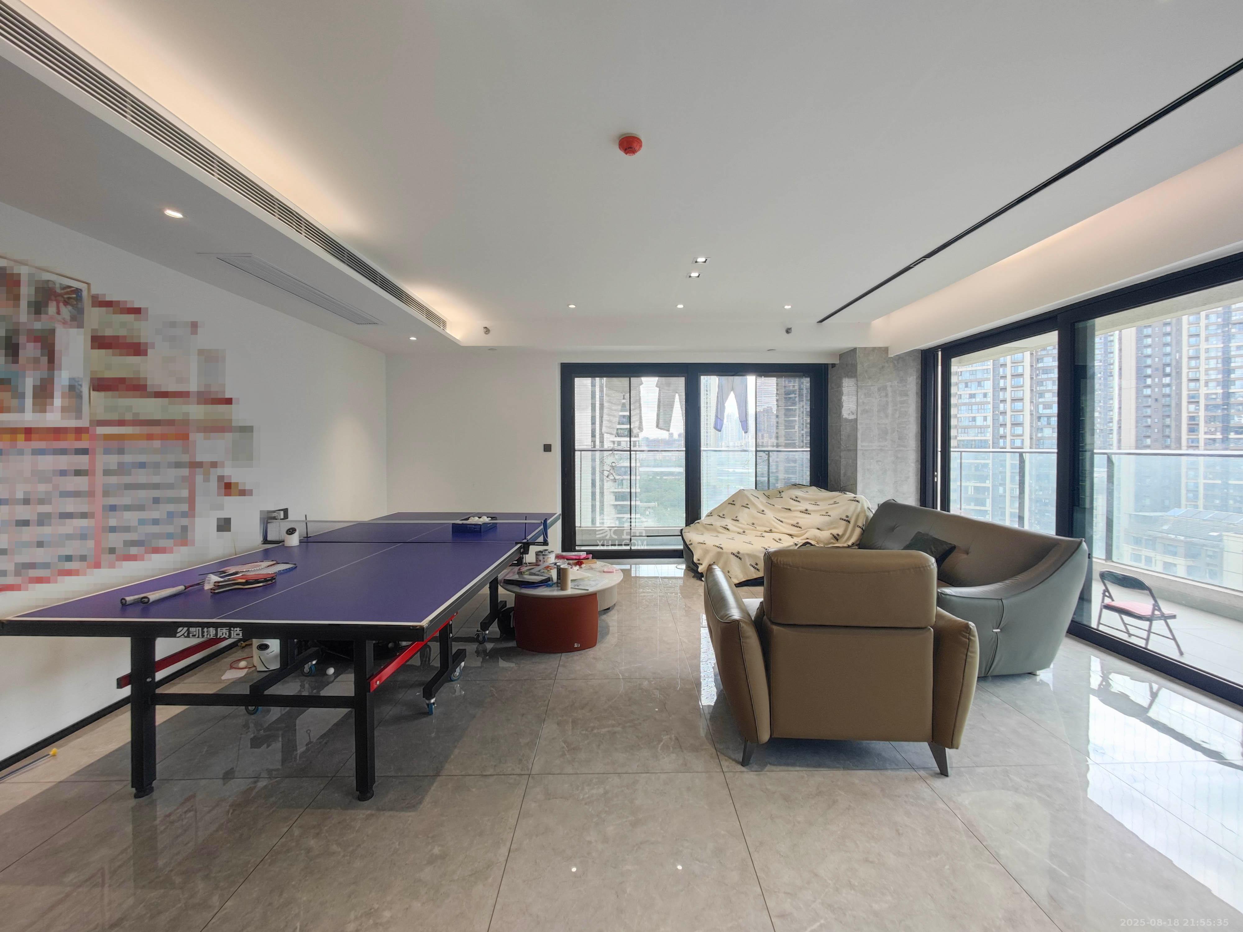 万科魅力之城 4室2厅3卫 270.0万 万科魅力之城 4室2厅3卫 270.0万客厅