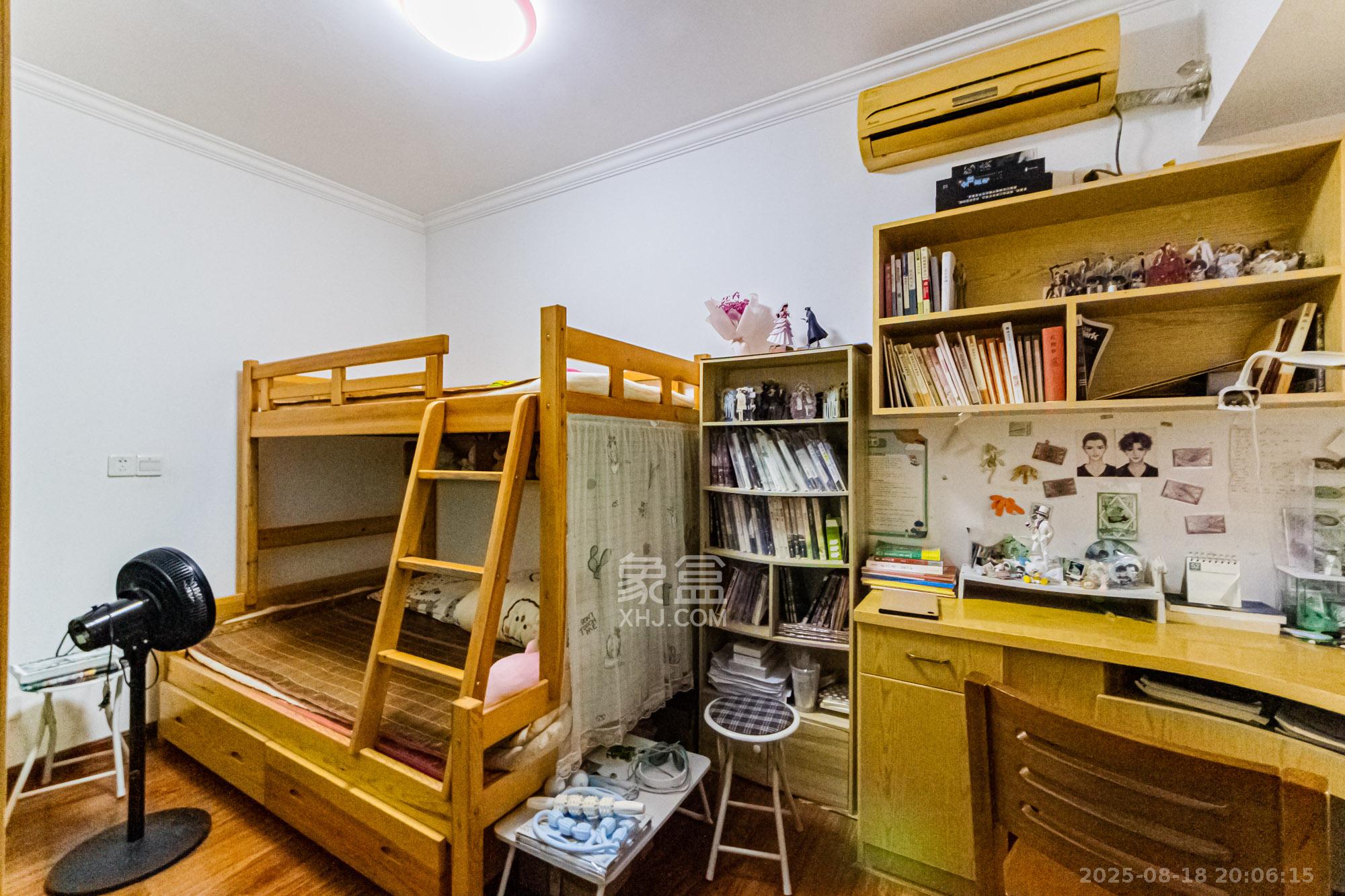 万国城（当代满庭春MOMA）三期  3室2厅1卫    79.0万卧室