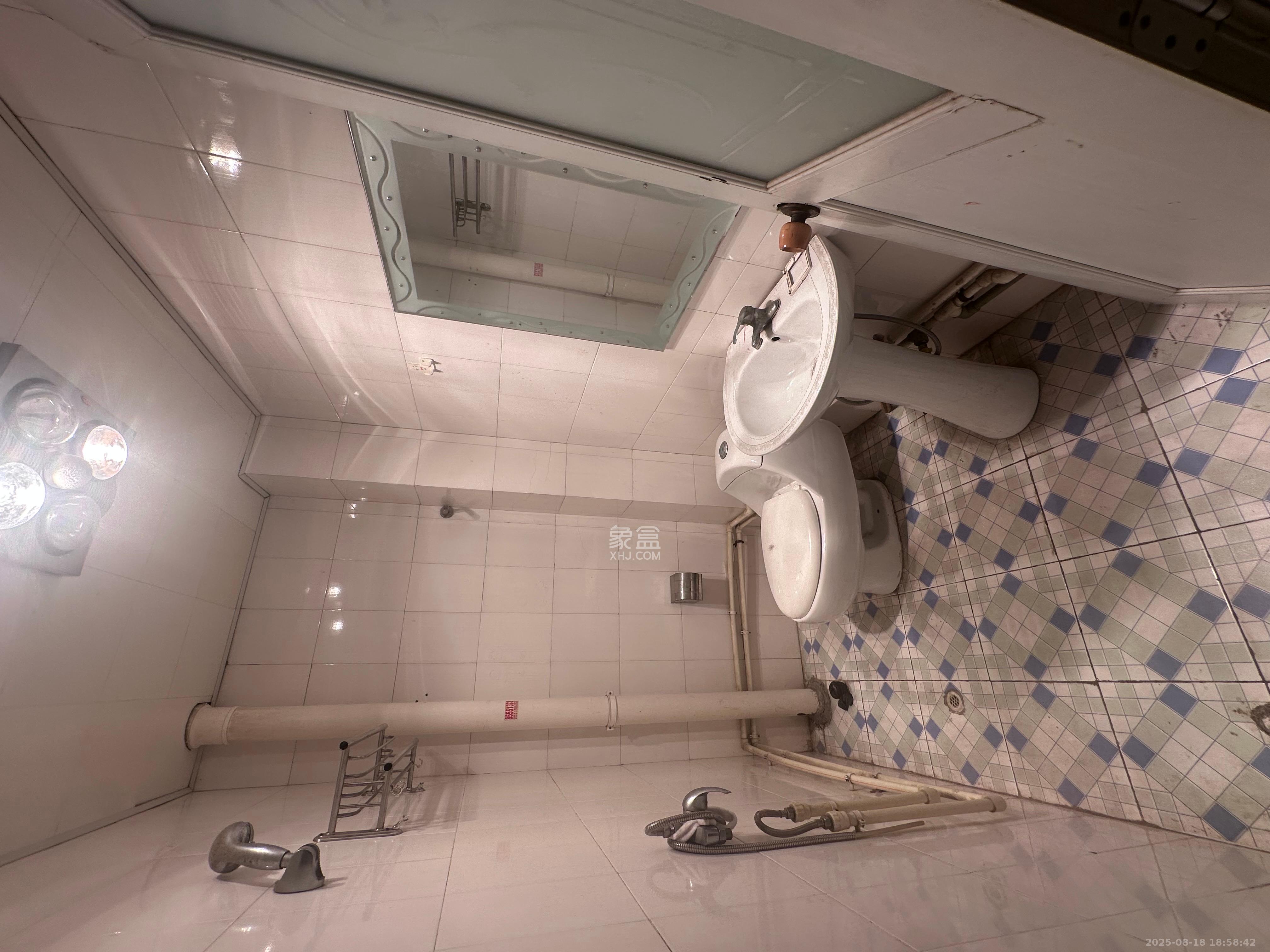 自然安置小区 3室1厅1卫 1400.0元/月 自然安置小区 3室1厅1卫 1400.0元/月室内图