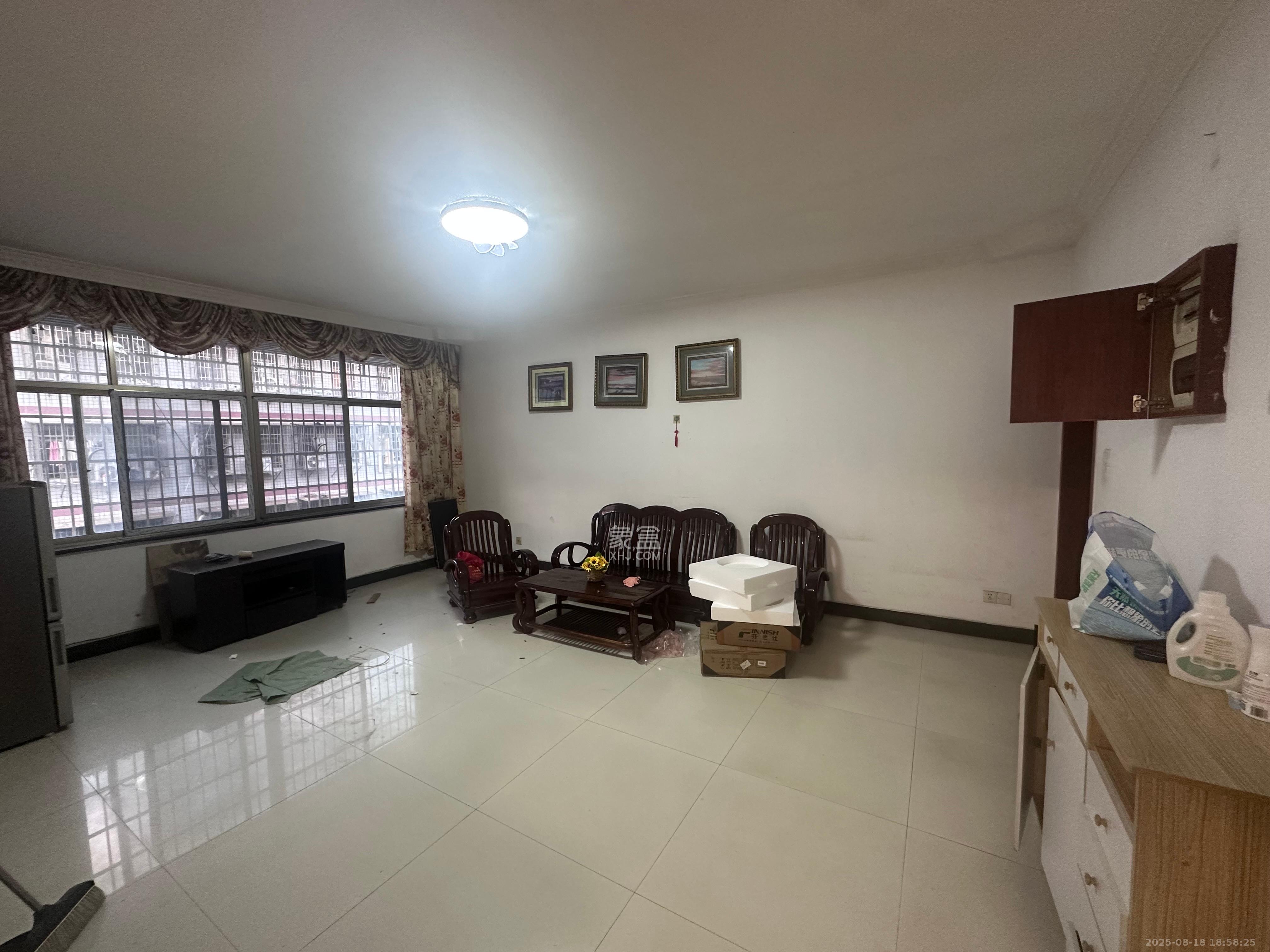 自然安置小区 3室1厅1卫 1400.0元/月 自然安置小区 3室1厅1卫 1400.0元/月室内图