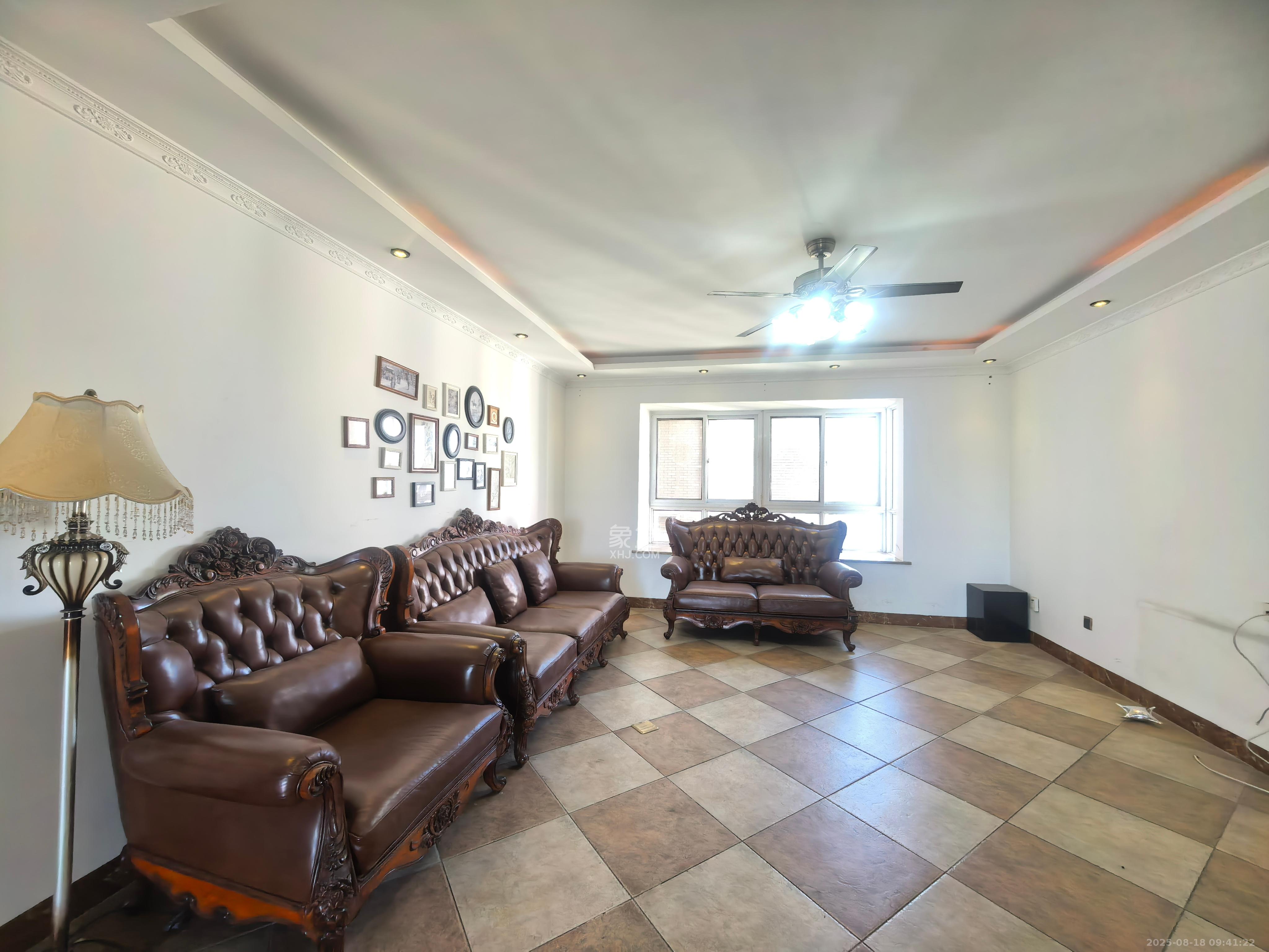 嘉盛华庭(一期、二期、三期)  4室2厅2卫    2800.0元/月 嘉盛华庭(一期、二期、三期)  4室2厅2卫    2800.0元/月室内图