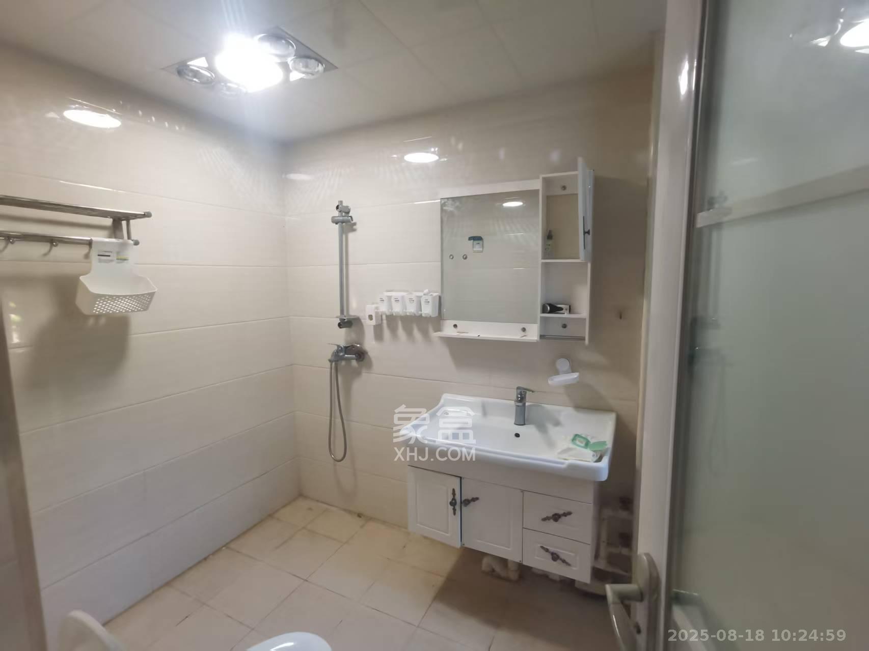 九峰小区(一二三四区) 4室2厅2卫 3500.0元/月 九峰小区(一二三四区) 4室2厅2卫 3500.0元/月室内图