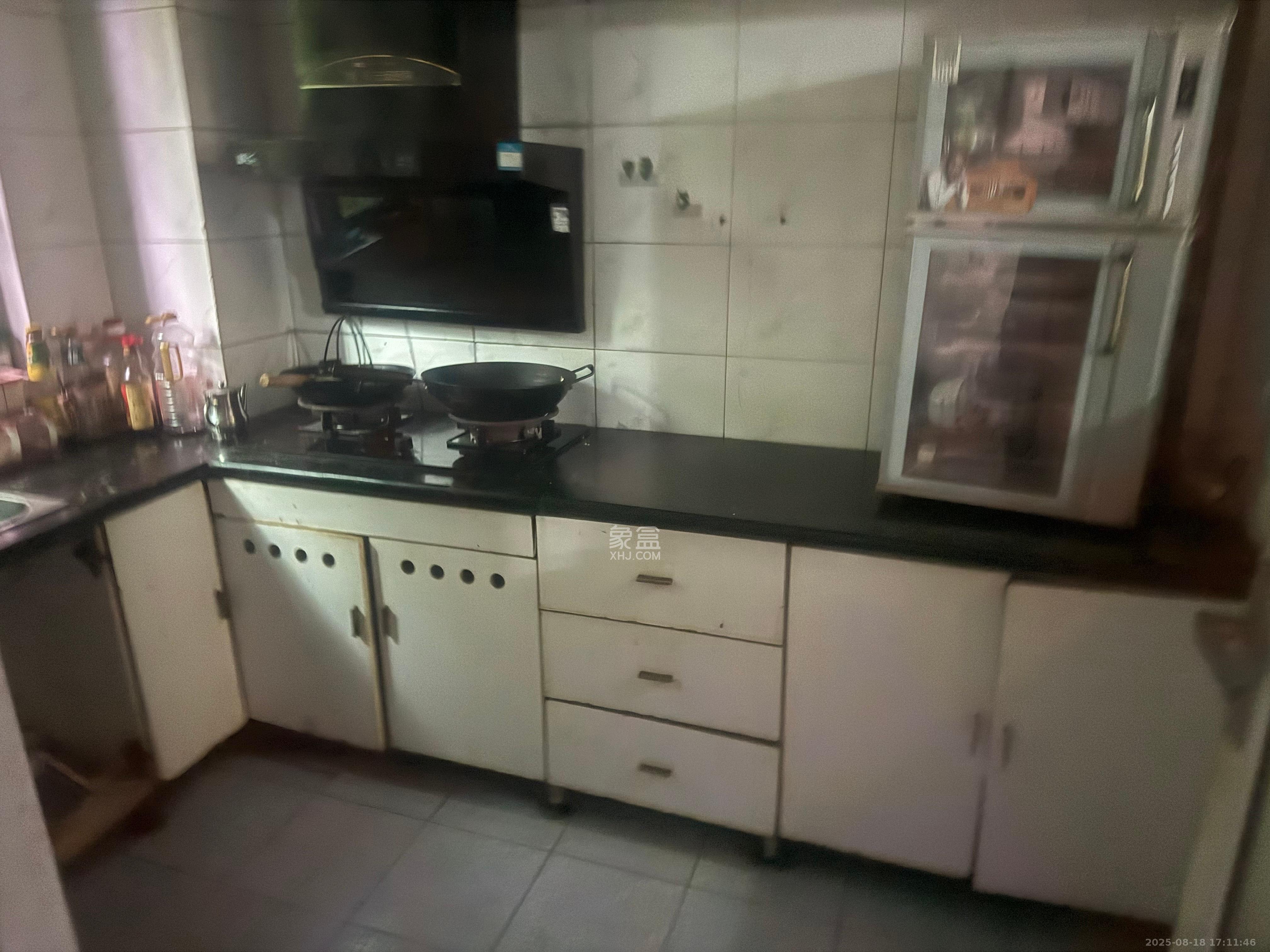 中南汽车世界  3室2厅1卫    1300.0元/月室内图