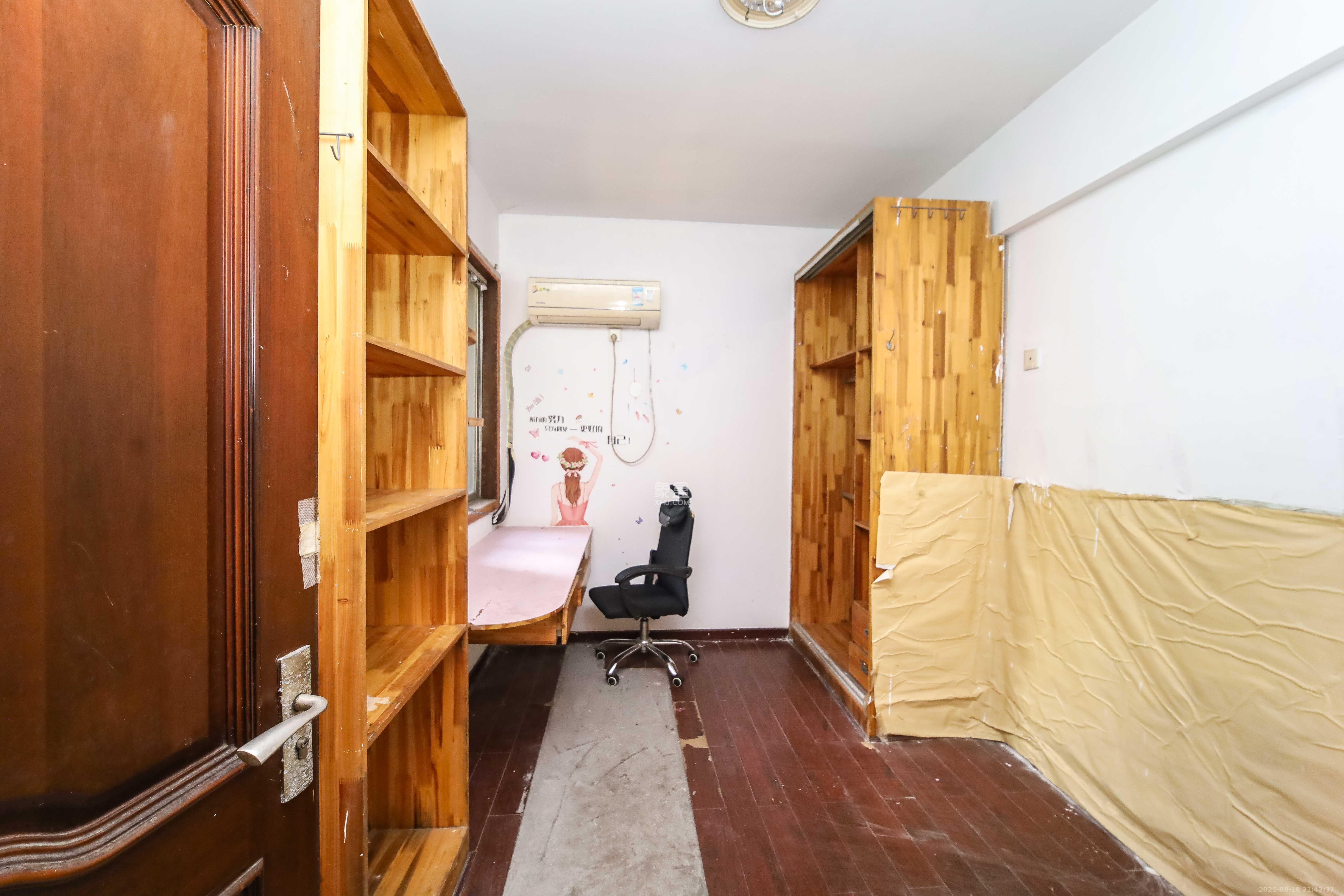 农广校单位宿舍  4室2厅2卫    79.8万 农广校单位宿舍  4室2厅2卫    79.8万卧室