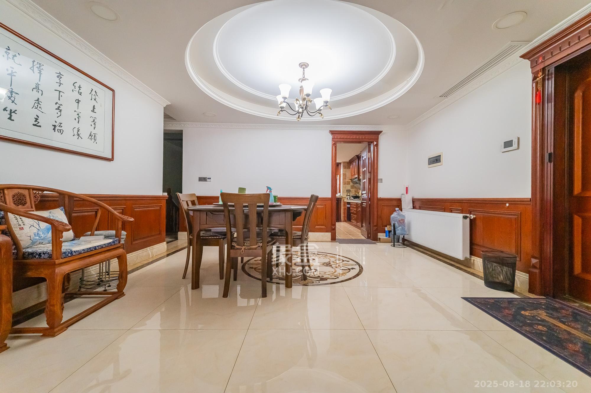 海伦春天  5室2厅3卫    288.0万客厅