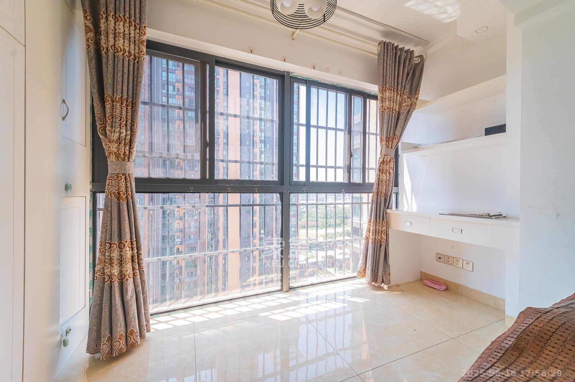 海伦春天 3室2厅2卫 95.8万 海伦春天 3室2厅2卫 95.8万阳台