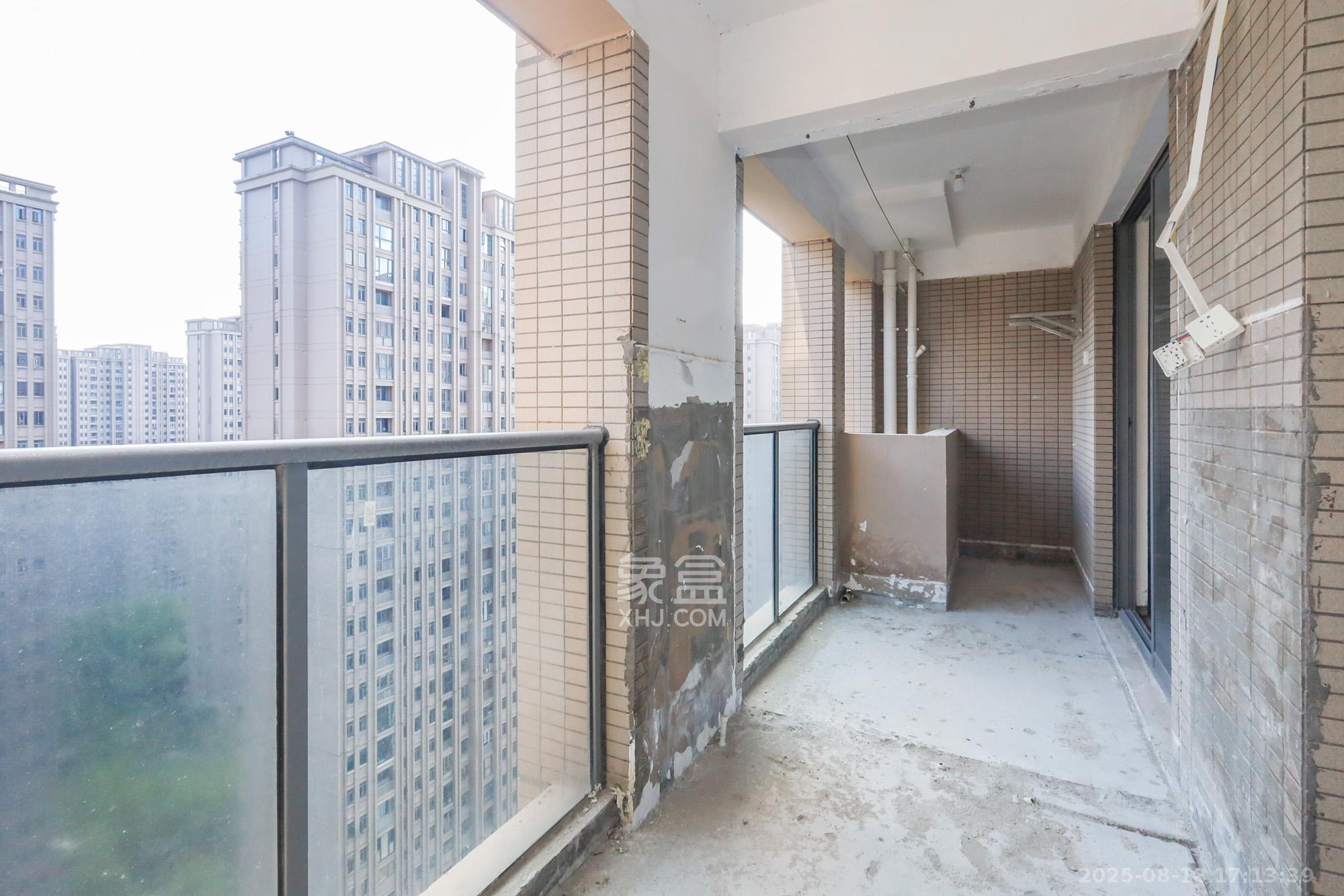 八方小区C区  3室2厅2卫    380.0万 八方小区C区  3室2厅2卫    380.0万阳台