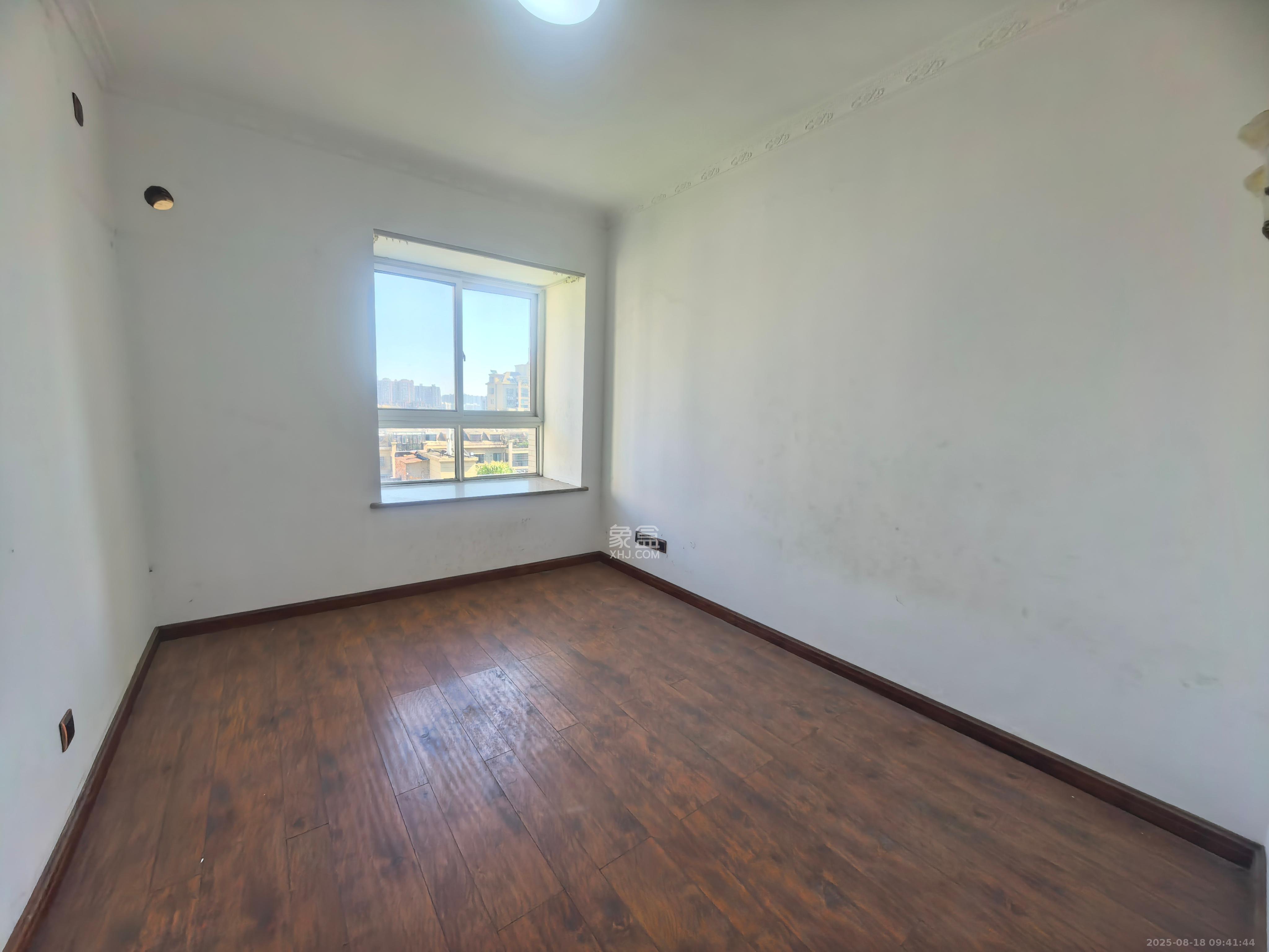 嘉盛华庭(一期、二期、三期)  4室2厅2卫    2800.0元/月 嘉盛华庭(一期、二期、三期)  4室2厅2卫    2800.0元/月室内图