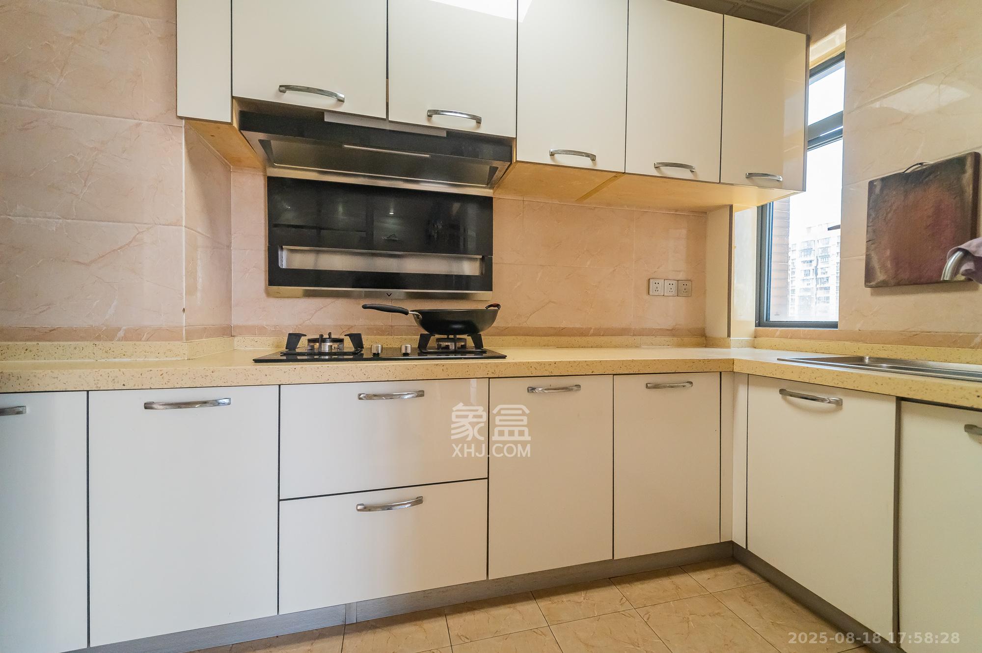 海伦春天 3室2厅2卫 95.8万 海伦春天 3室2厅2卫 95.8万厨房