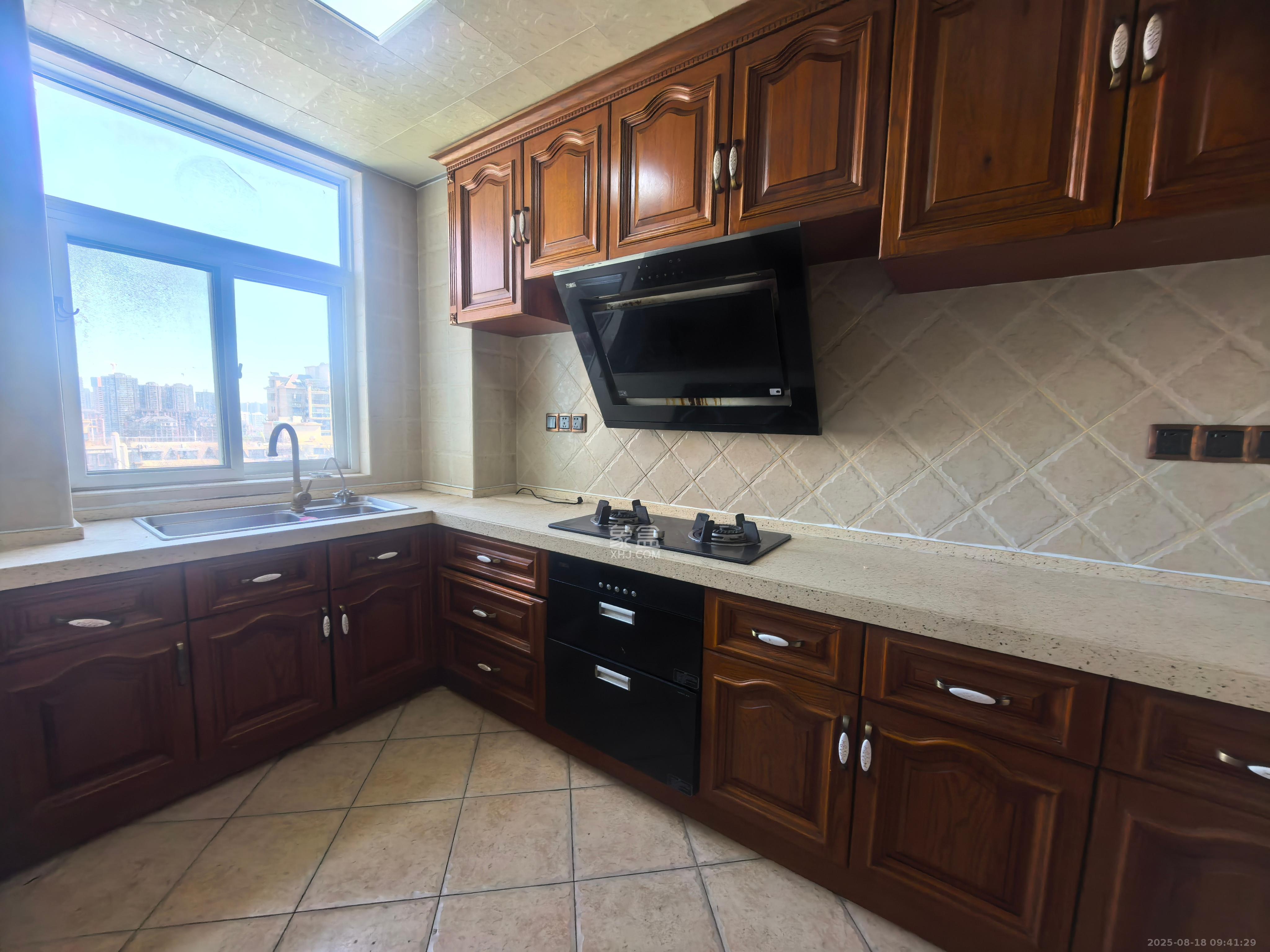 嘉盛华庭(一期、二期、三期)  4室2厅2卫    2800.0元/月 嘉盛华庭(一期、二期、三期)  4室2厅2卫    2800.0元/月室内图