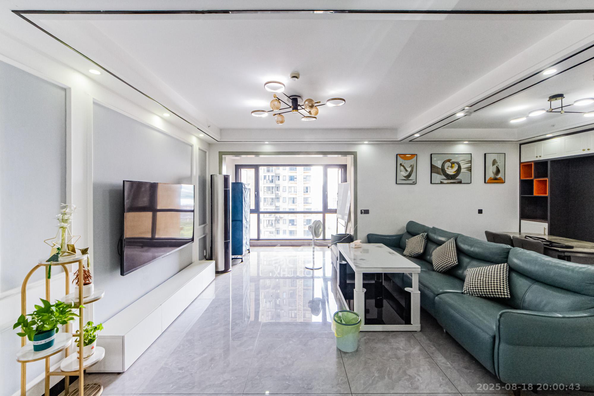 北辰三角洲E7区  3室2厅2卫    198.0万客厅