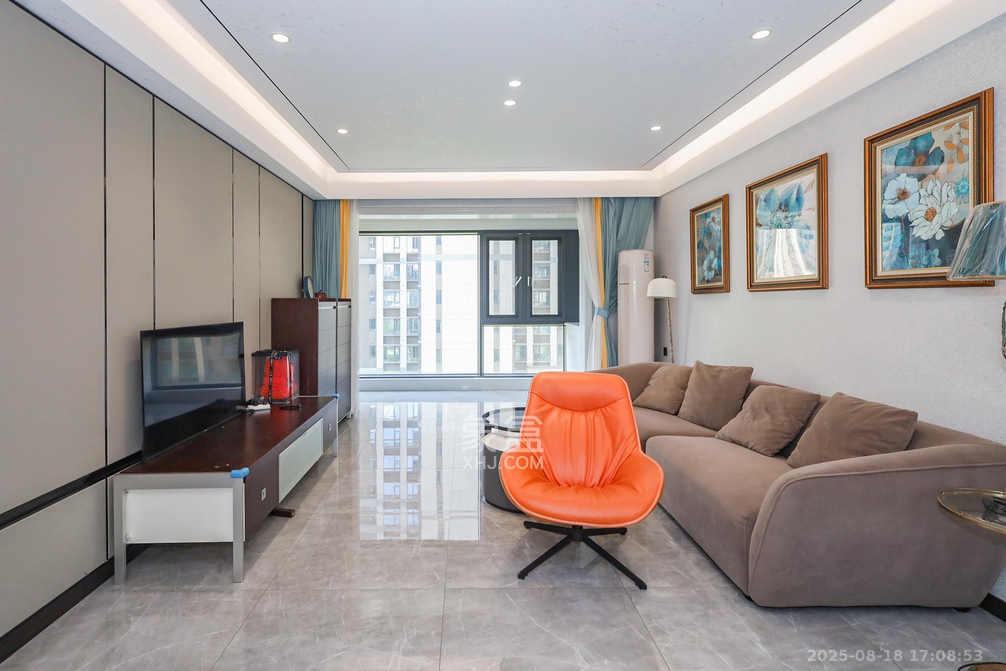 卓越中寰  4室2厅2卫    240.0万