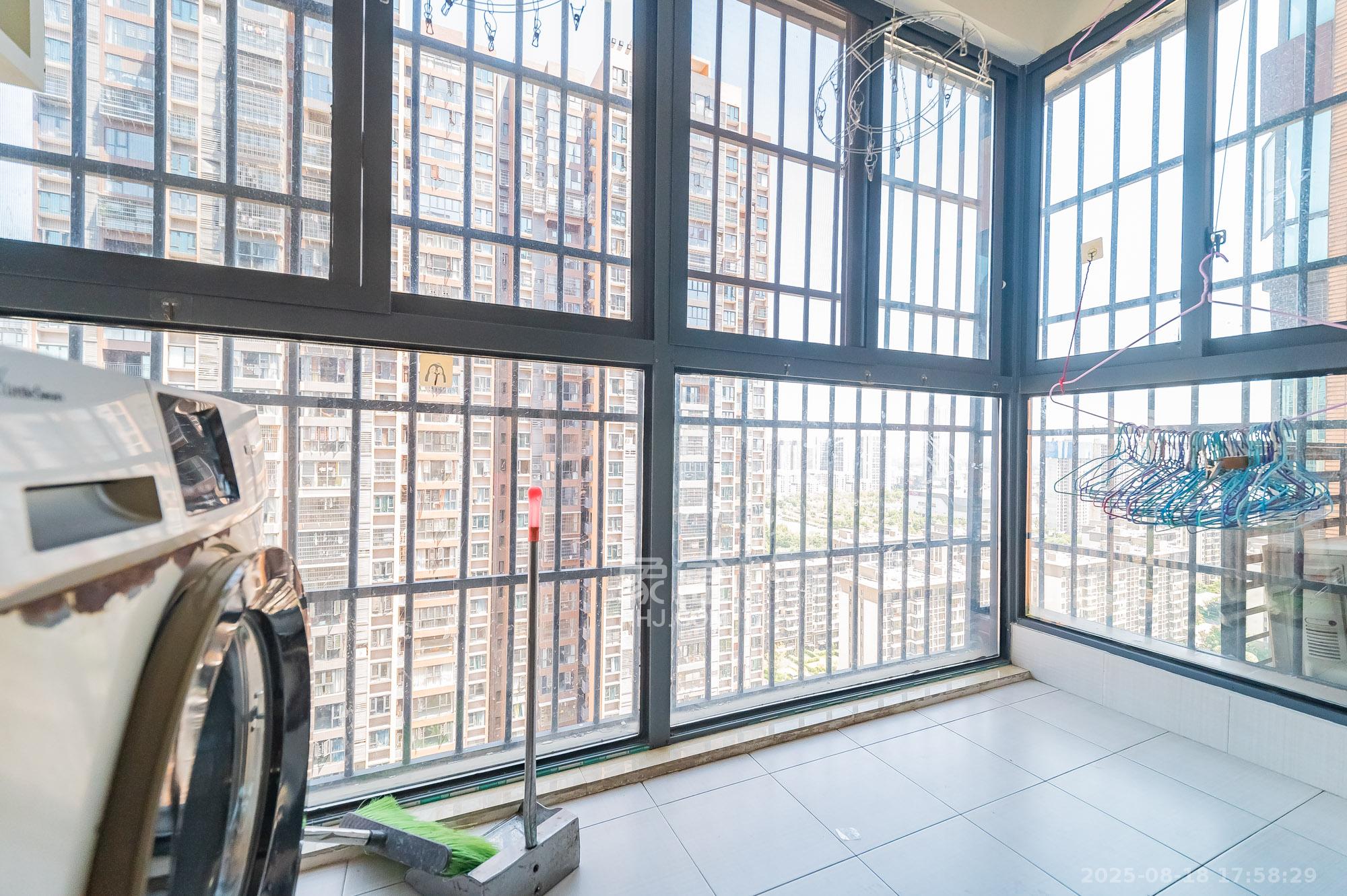 海伦春天 3室2厅2卫 95.8万 海伦春天 3室2厅2卫 95.8万阳台