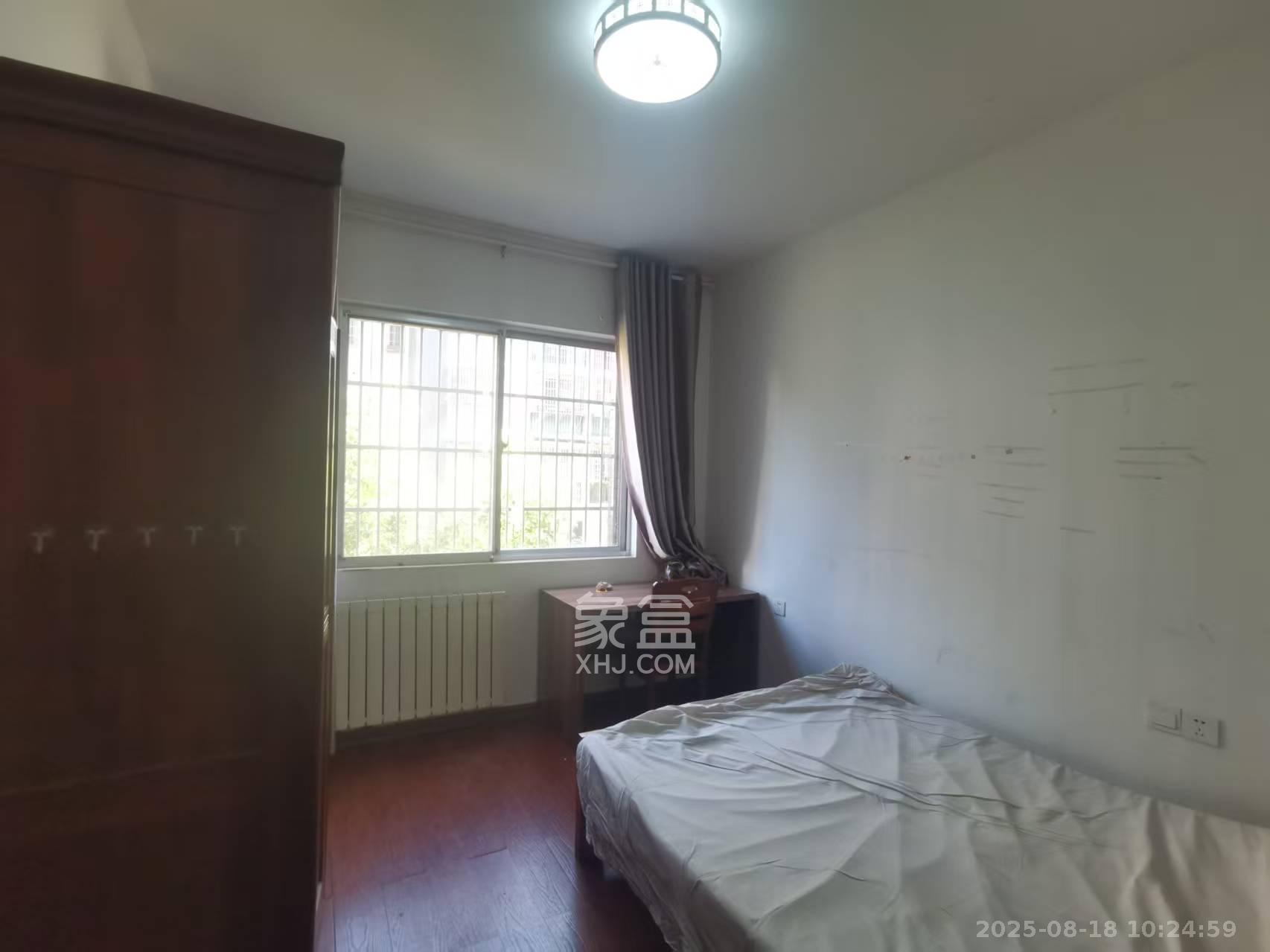 九峰小区(一二三四区) 4室2厅2卫 3500.0元/月 九峰小区(一二三四区) 4室2厅2卫 3500.0元/月室内图