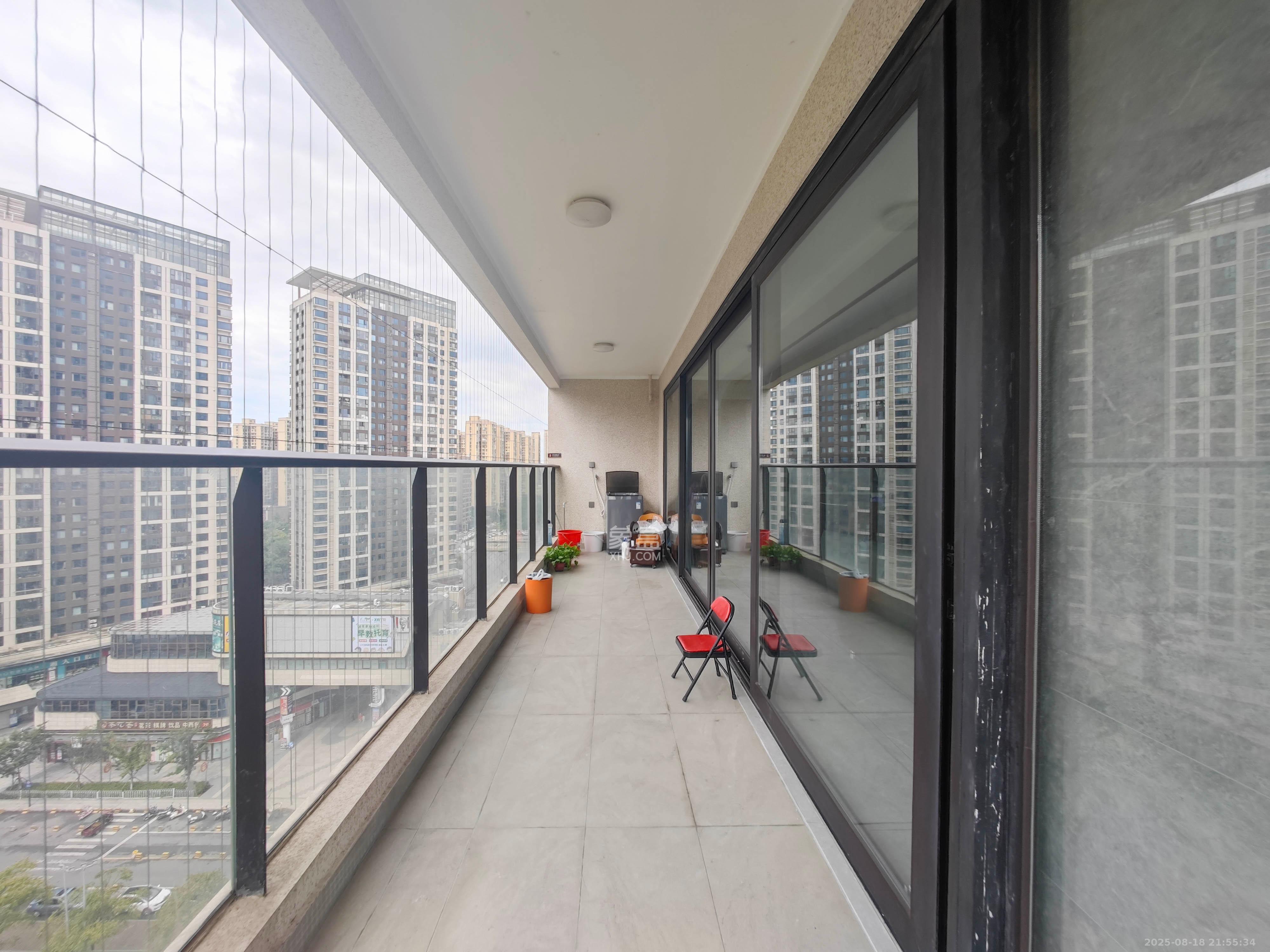 万科魅力之城 4室2厅3卫 270.0万 万科魅力之城 4室2厅3卫 270.0万阳台