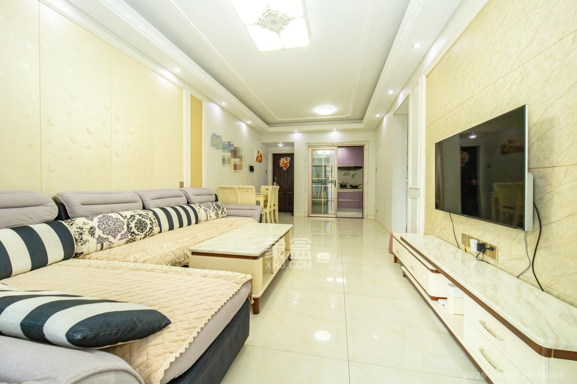 华润置地广场一期  1室2厅1卫    72.8万 华润置地广场一期  1室2厅1卫    72.8万客厅