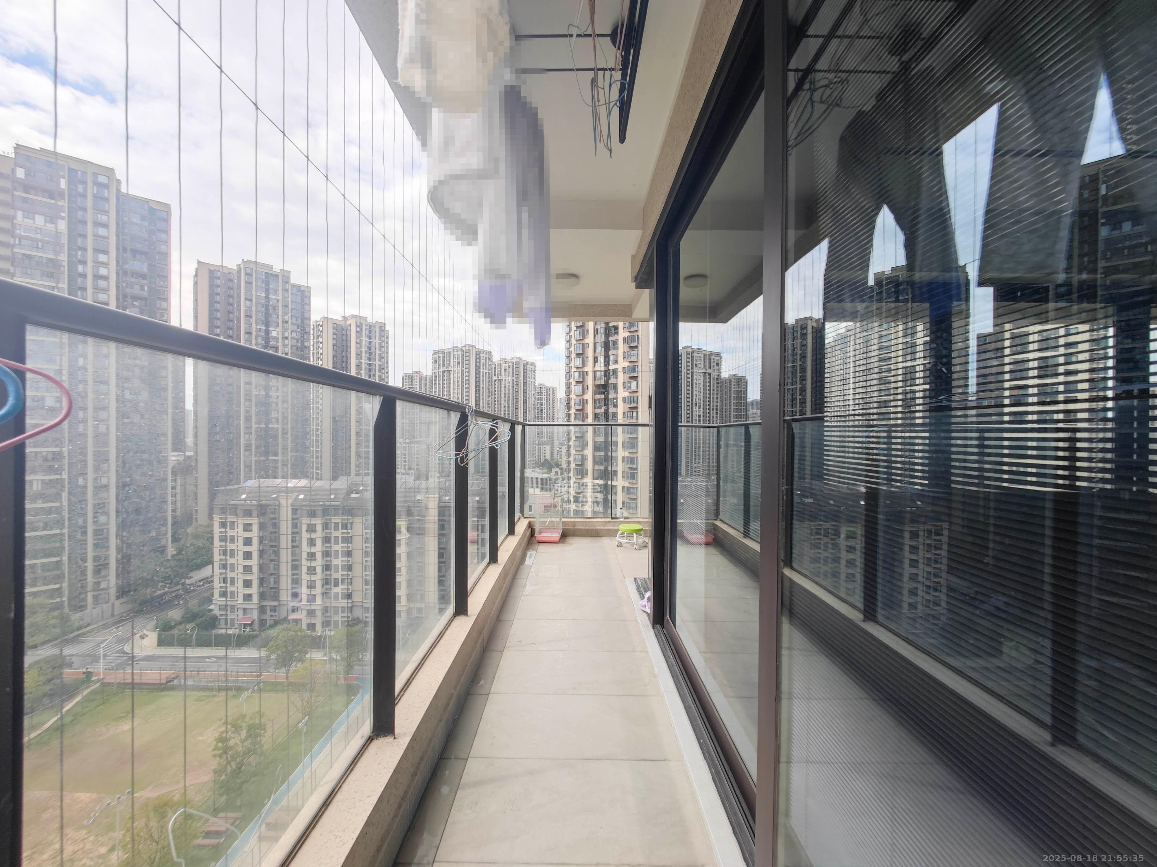 万科魅力之城 4室2厅3卫 270.0万 万科魅力之城 4室2厅3卫 270.0万阳台