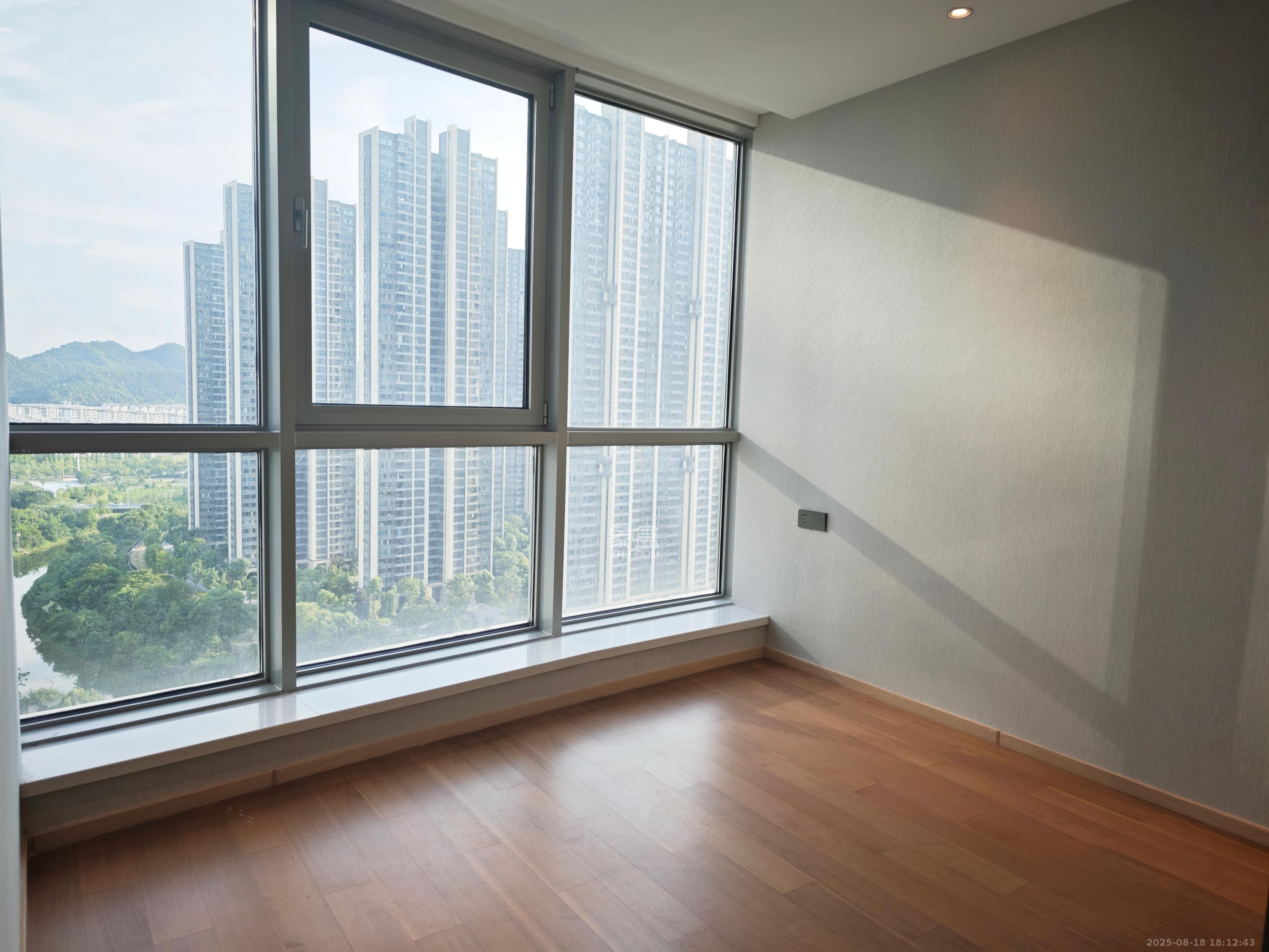 正荣梅溪紫阙台  4室2厅3卫    8500.0元/月室内图