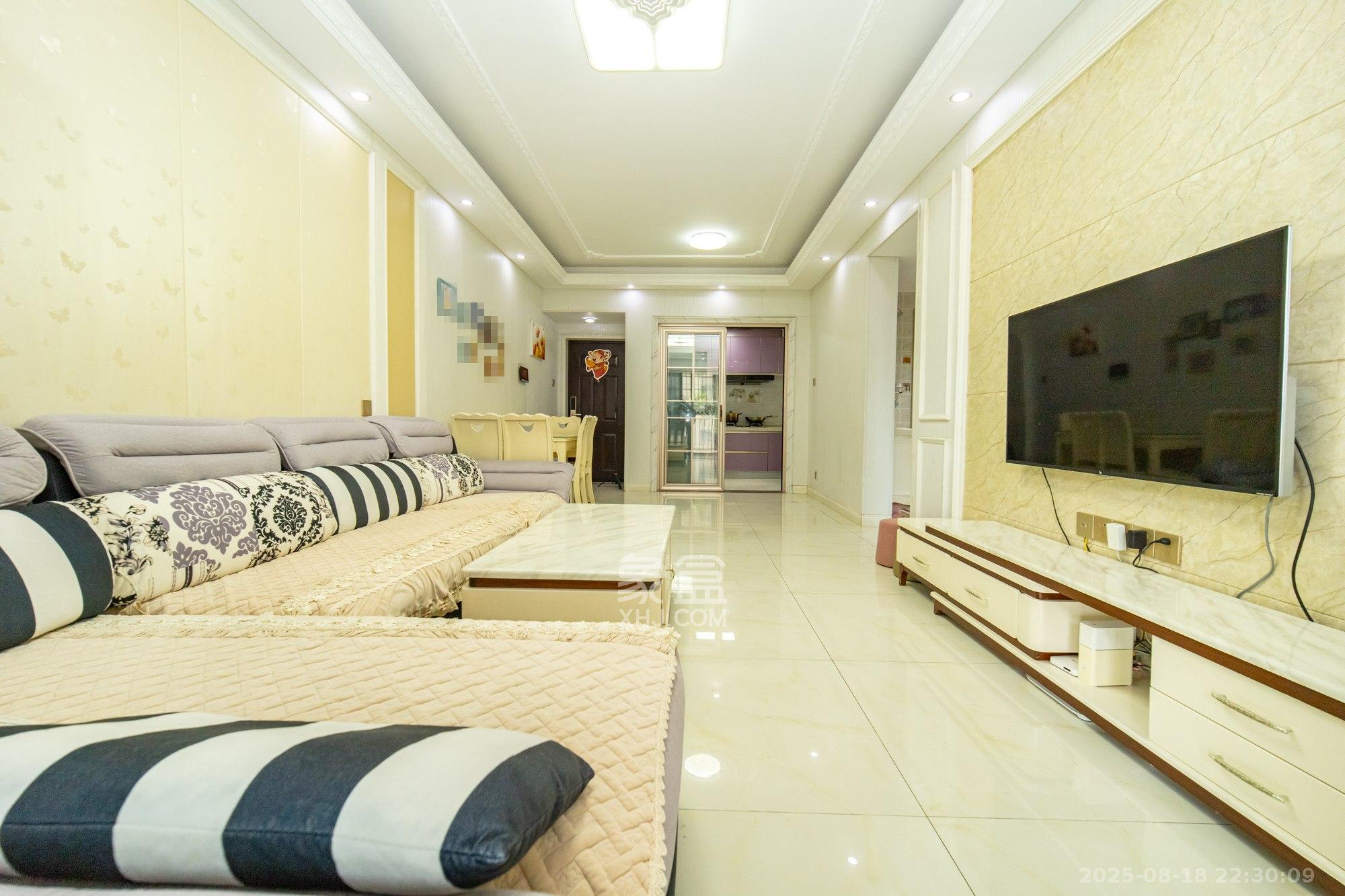 华润置地广场一期  1室2厅1卫    72.8万 华润置地广场一期  1室2厅1卫    72.8万客厅