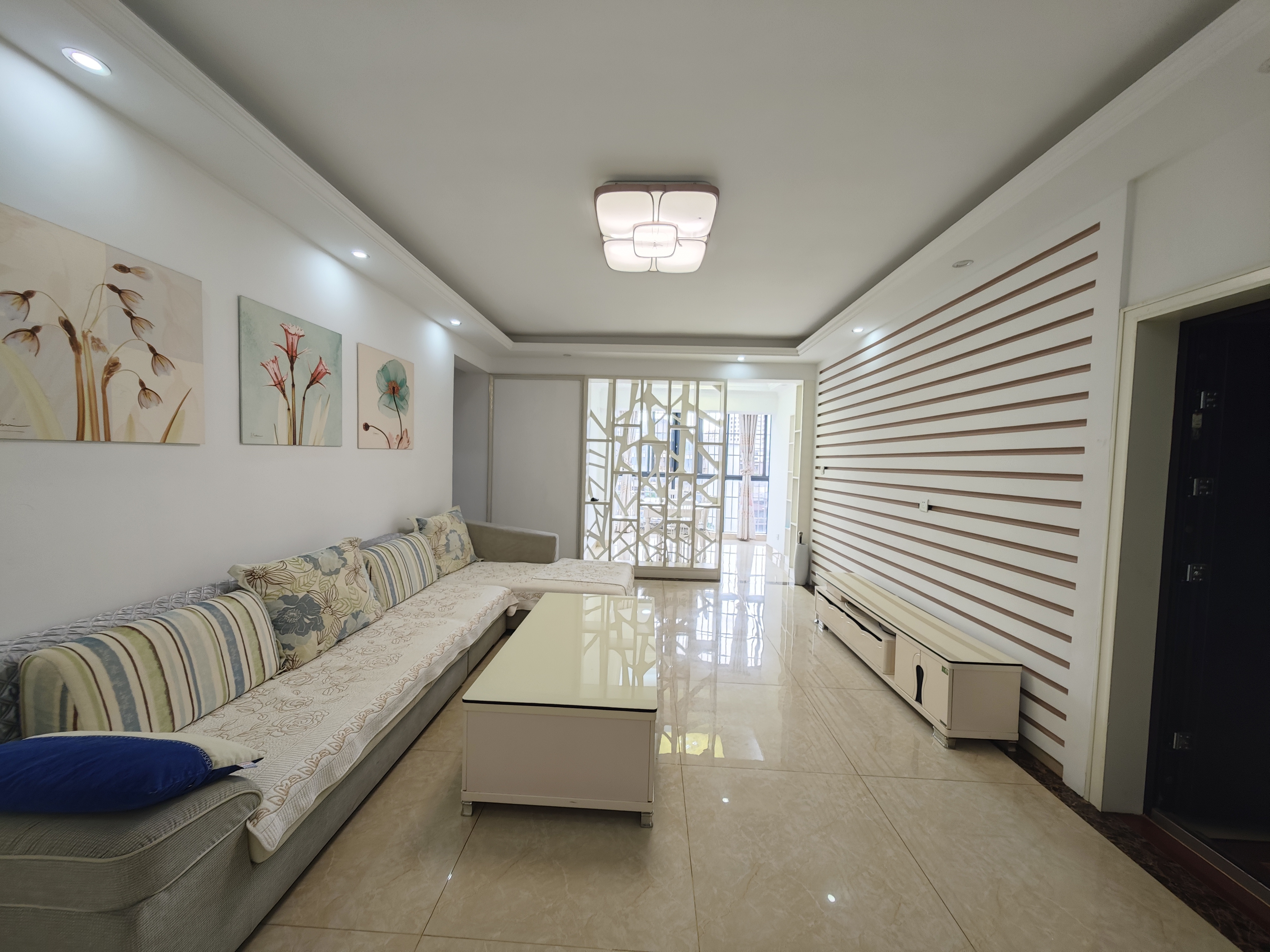 星华佳园 4室2厅2卫 206.0万 星华佳园 4室2厅2卫 206.0万客厅