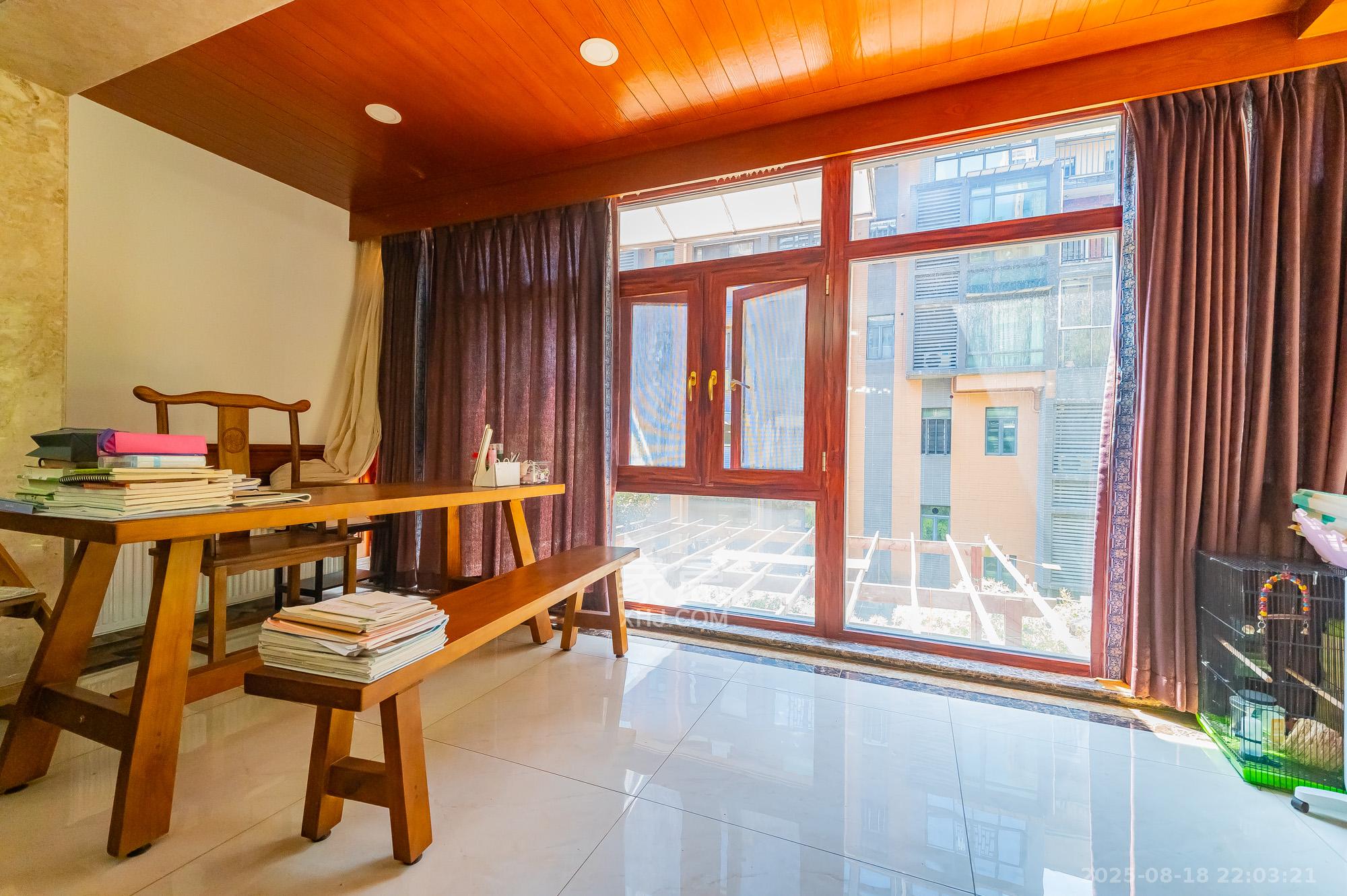 海伦春天  5室2厅3卫    288.0万阳台