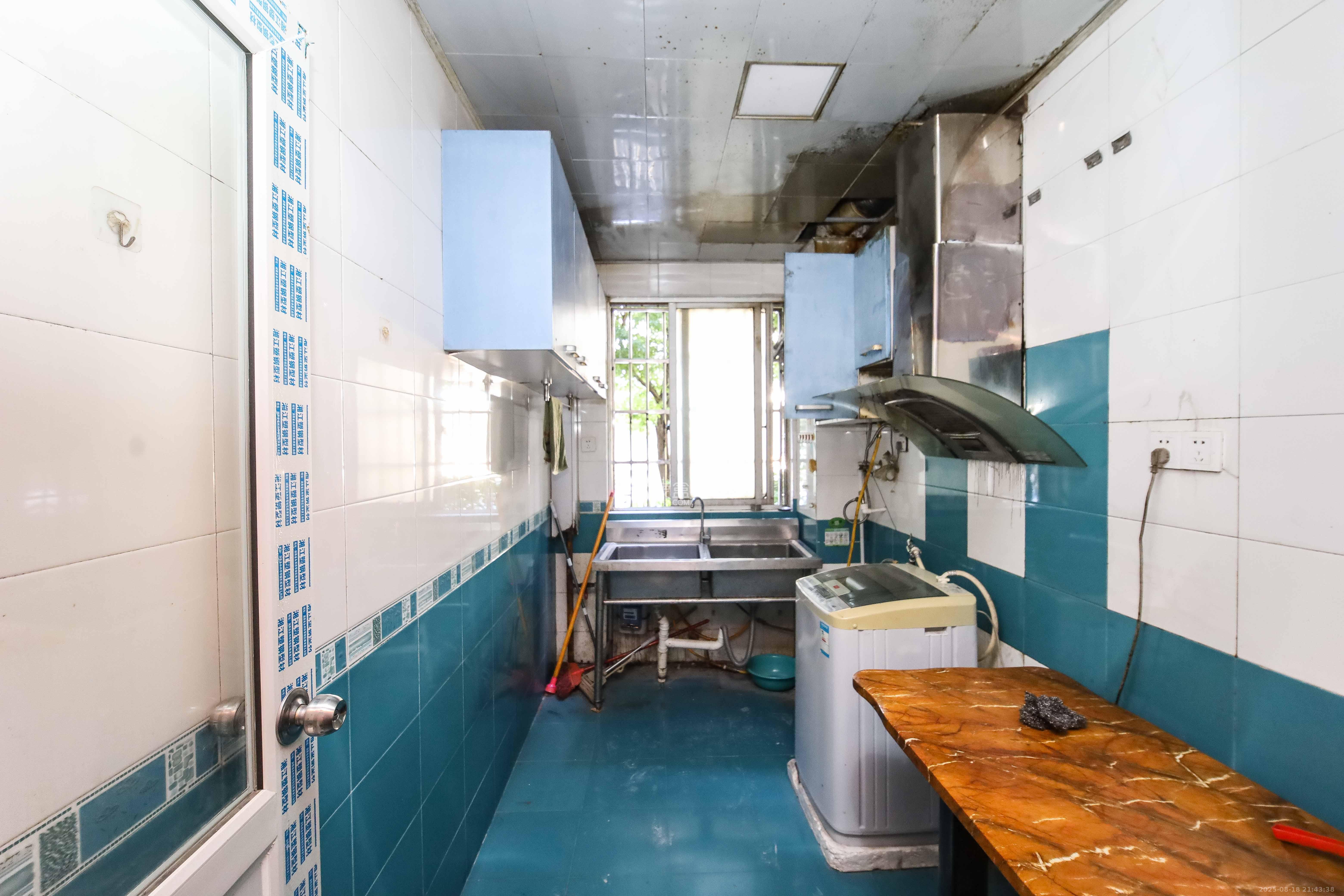 农广校单位宿舍  4室2厅2卫    79.8万 农广校单位宿舍  4室2厅2卫    79.8万厨房