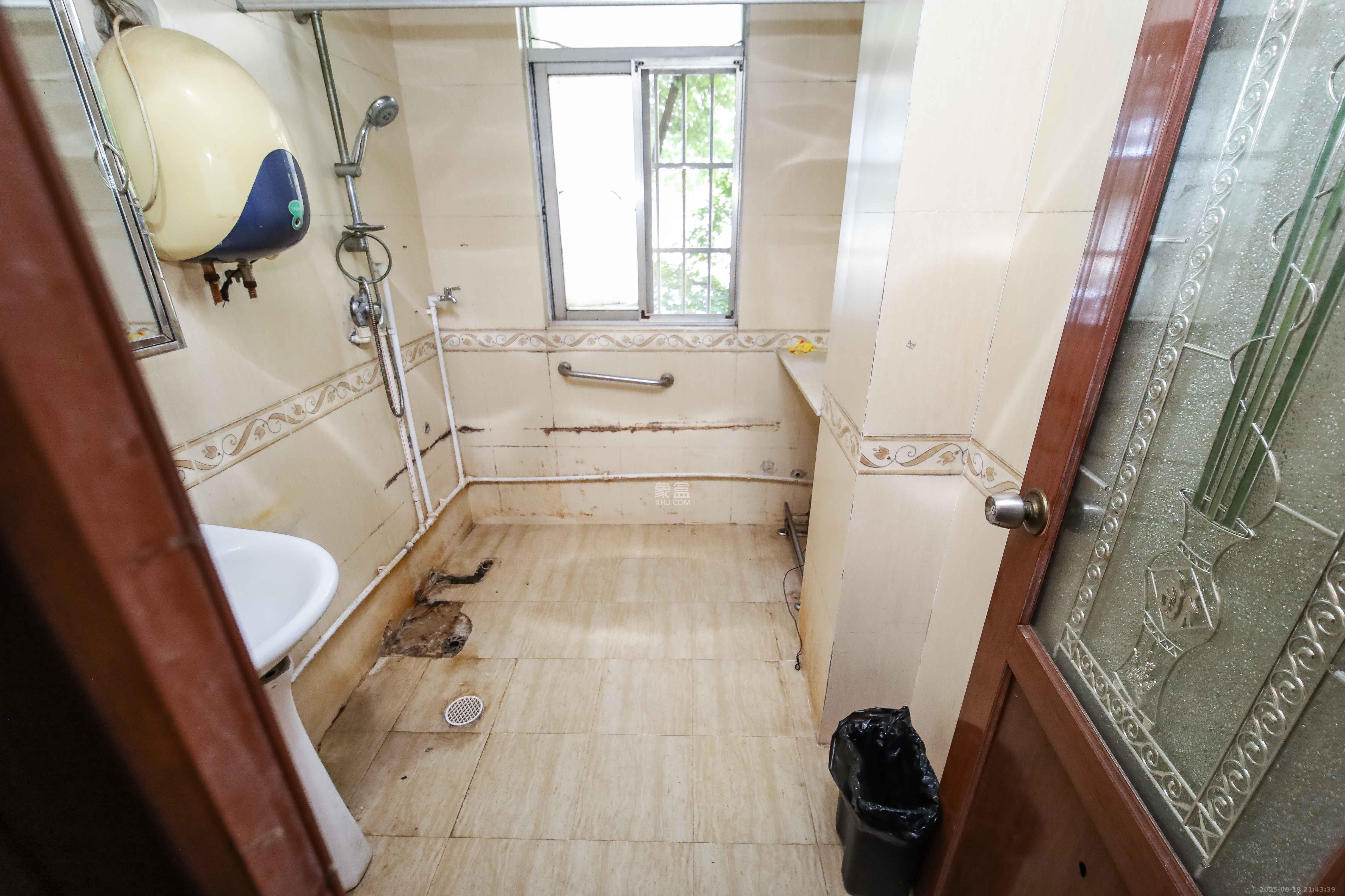 农广校单位宿舍  4室2厅2卫    79.8万 农广校单位宿舍  4室2厅2卫    79.8万卫生间