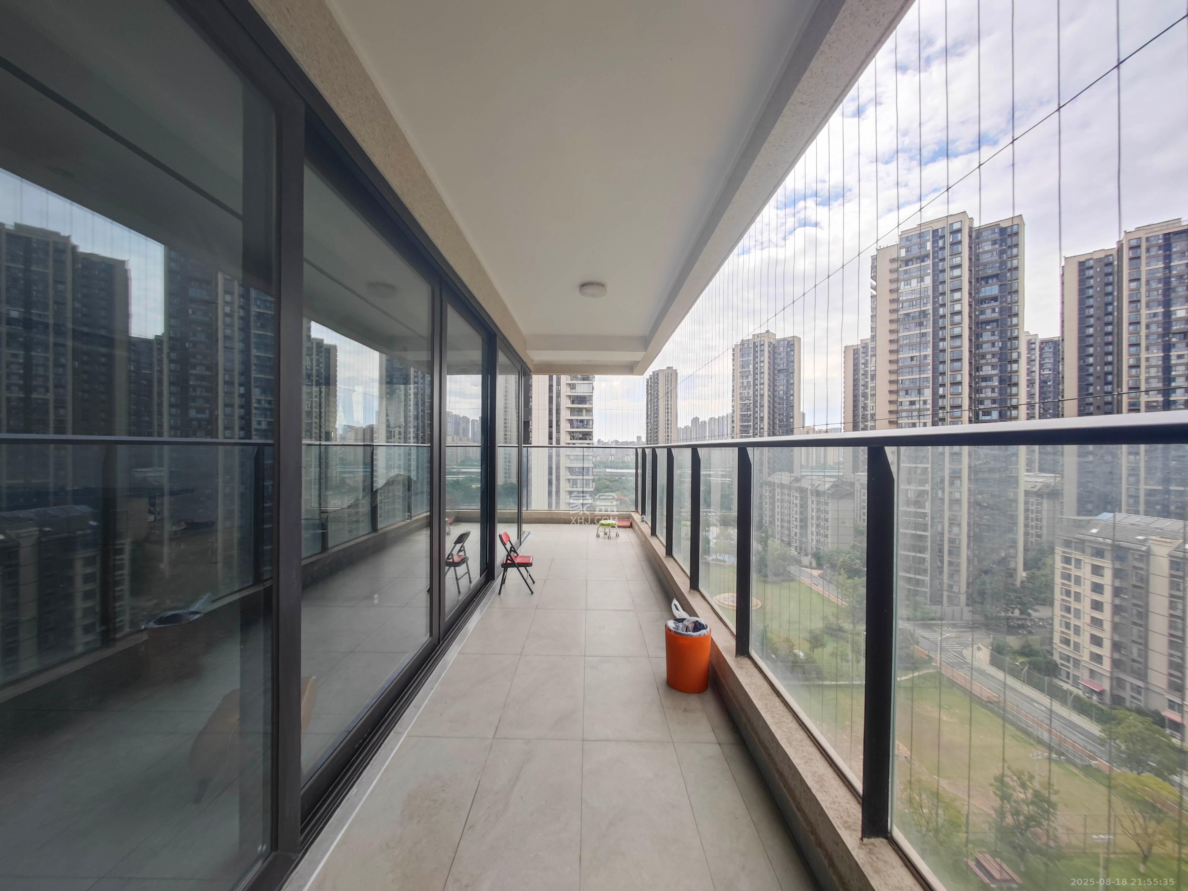 万科魅力之城 4室2厅3卫 270.0万 万科魅力之城 4室2厅3卫 270.0万阳台