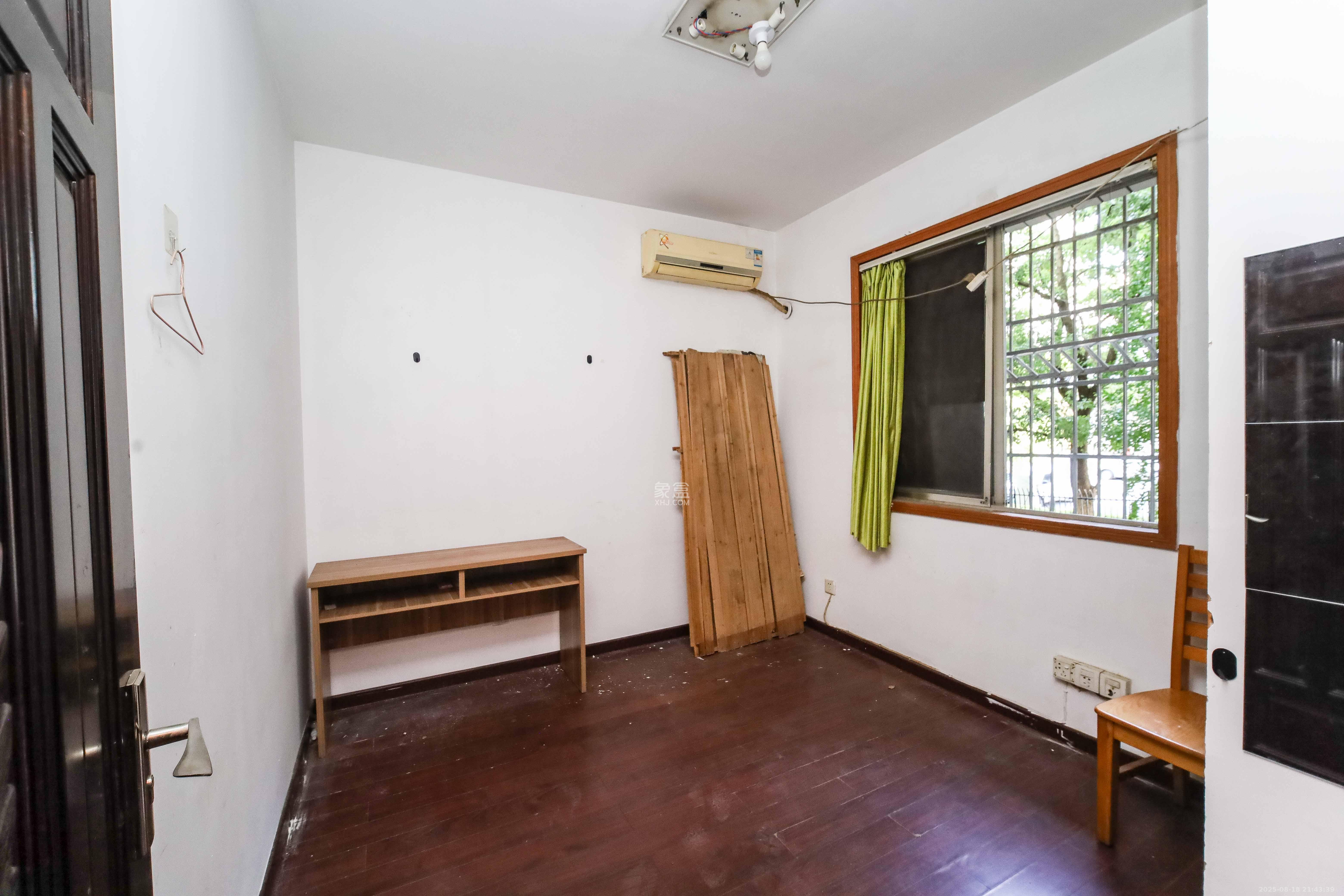 农广校单位宿舍  4室2厅2卫    79.8万 农广校单位宿舍  4室2厅2卫    79.8万卧室