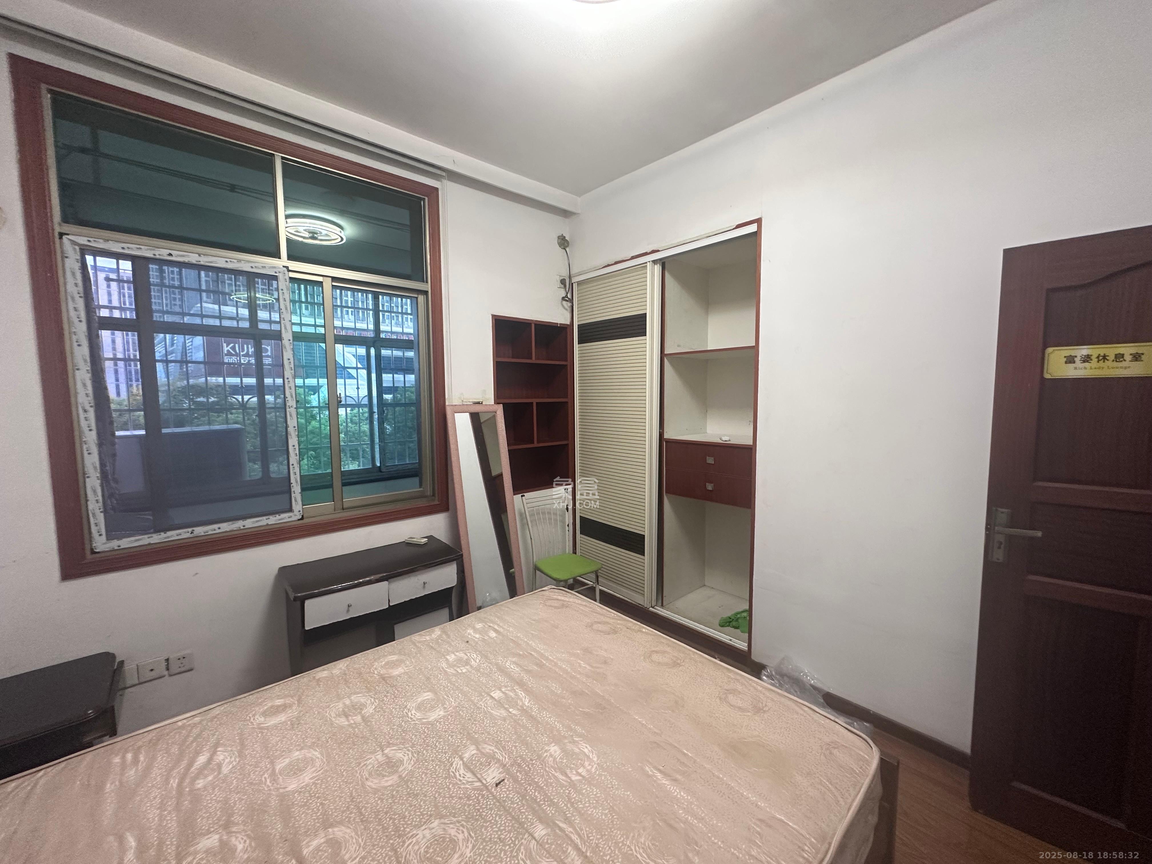 自然安置小区 3室1厅1卫 1400.0元/月 自然安置小区 3室1厅1卫 1400.0元/月室内图