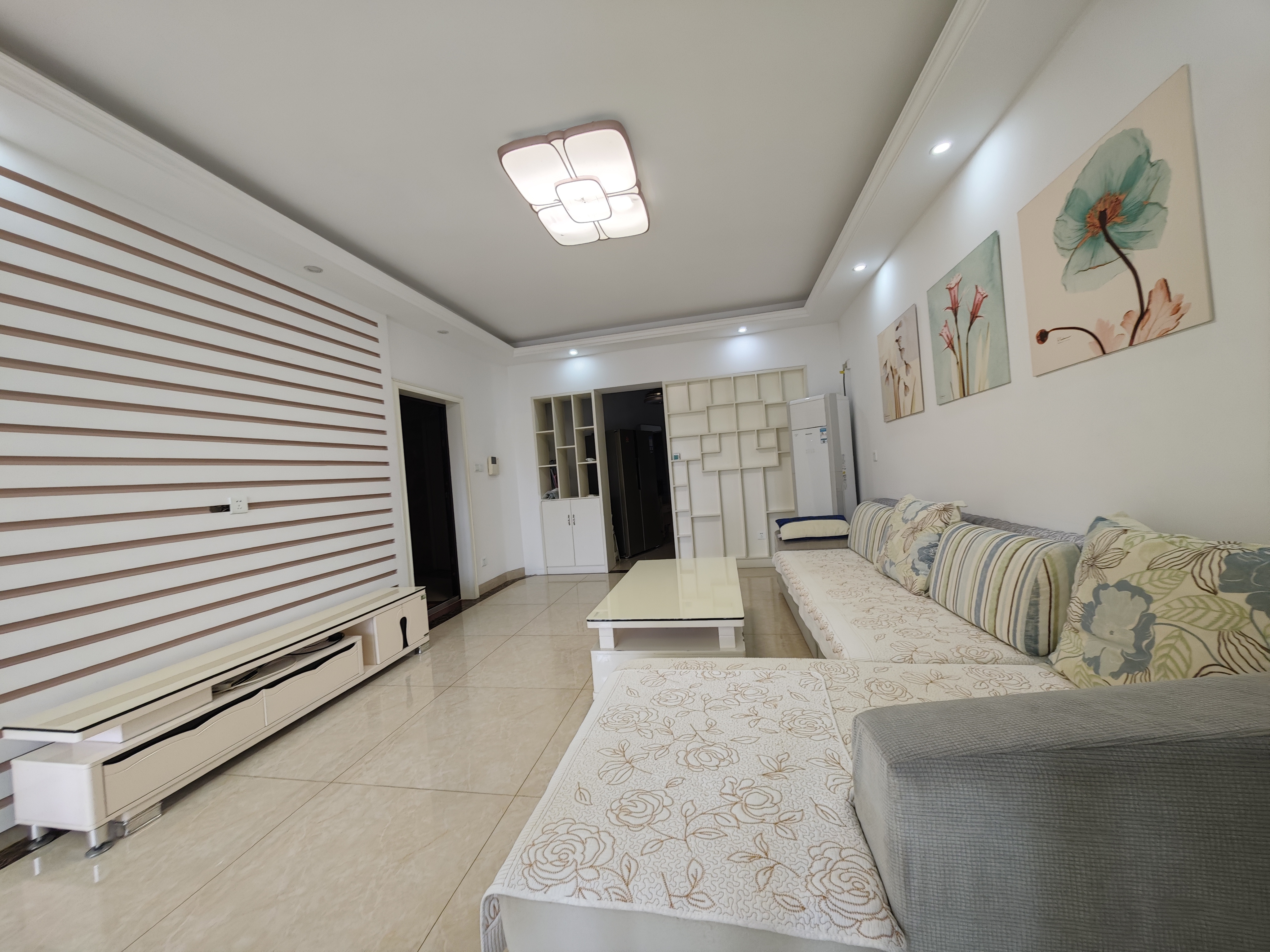 星华佳园 4室2厅2卫 206.0万 星华佳园 4室2厅2卫 206.0万客厅