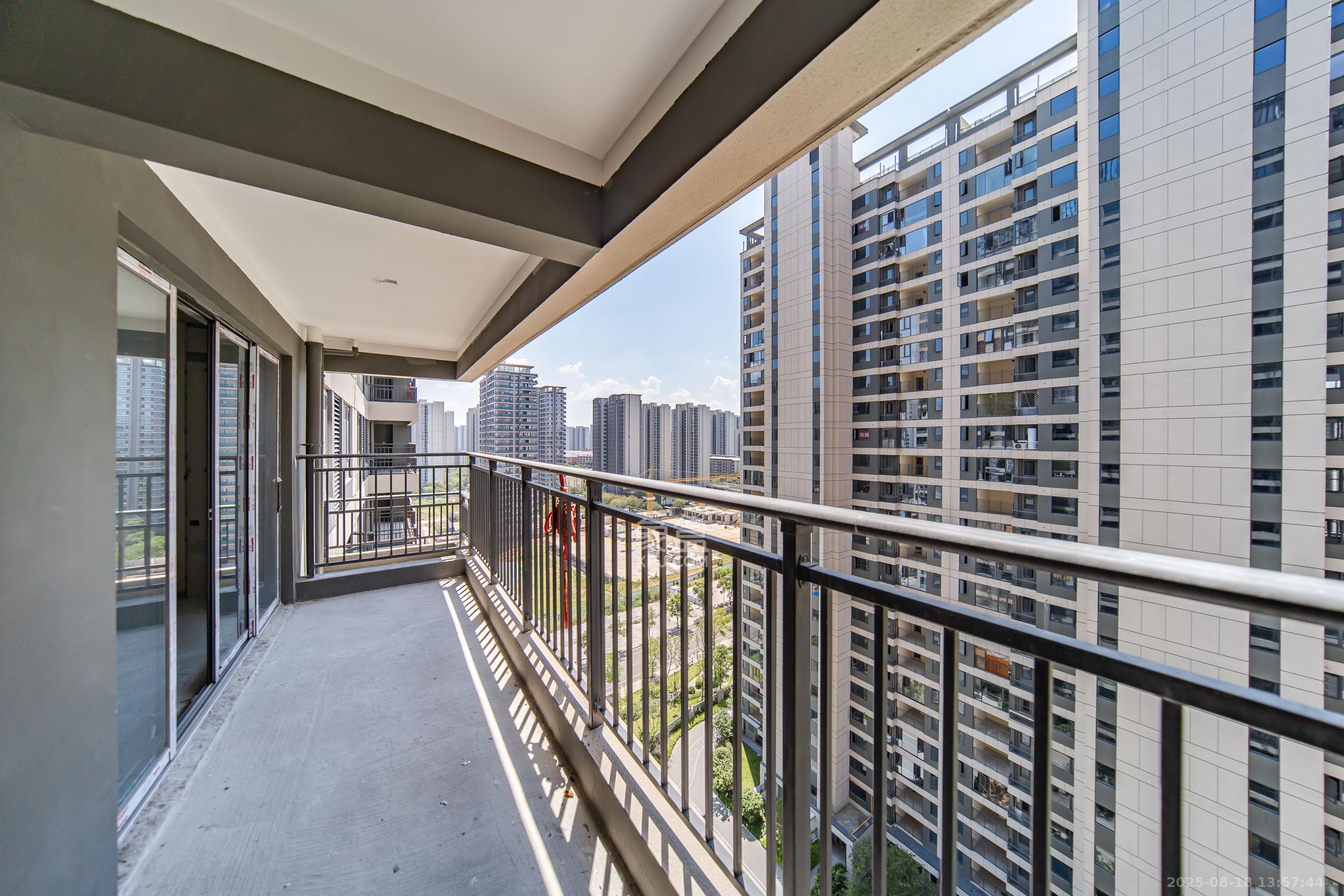 城发恒伟洋湖映2009 4室2厅2卫 176.0万 城发恒伟洋湖映2009 4室2厅2卫 176.0万阳台