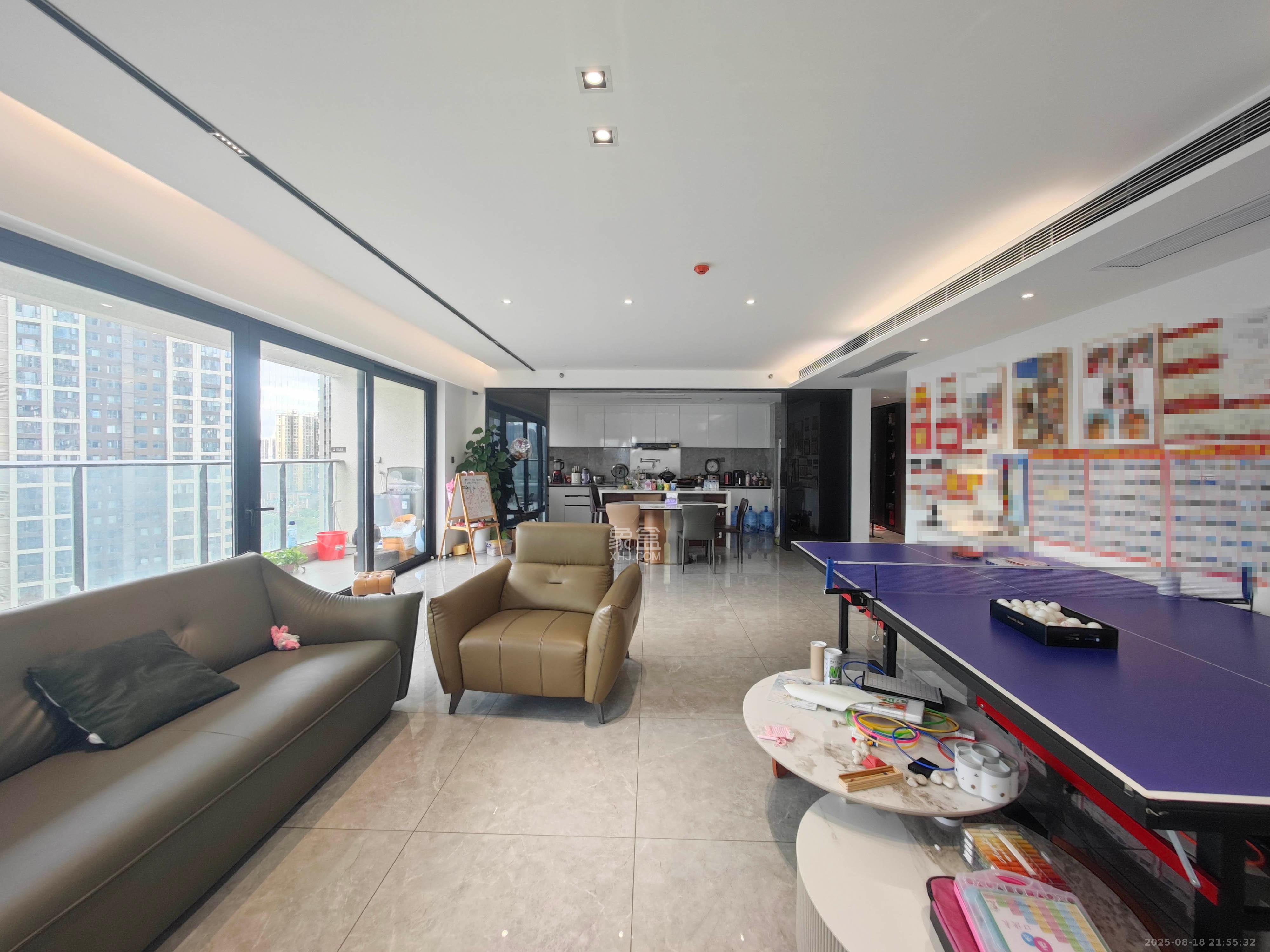 万科魅力之城 4室2厅3卫 270.0万 万科魅力之城 4室2厅3卫 270.0万客厅