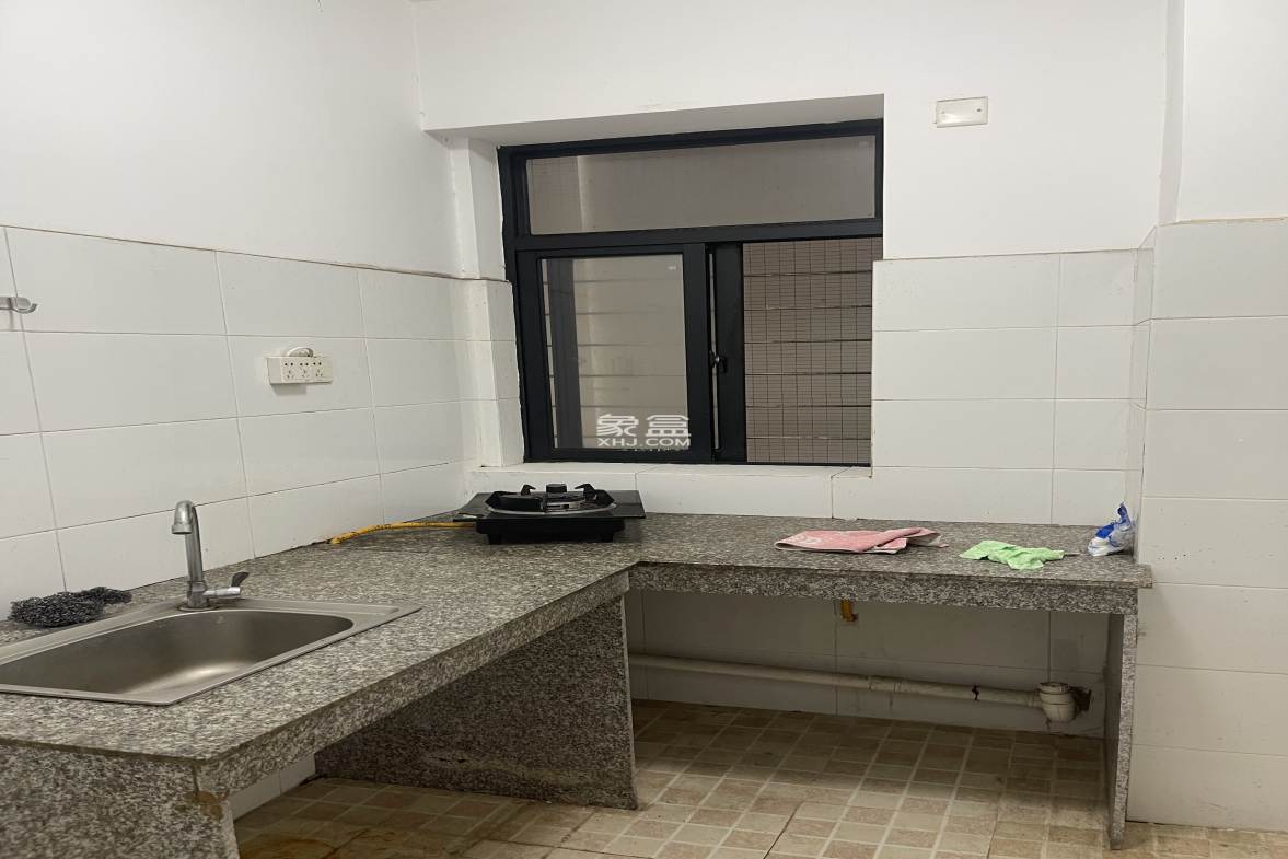 盛贤景都 3室2厅2卫 2200.0元/月 盛贤景都 3室2厅2卫 2200.0元/月室内图