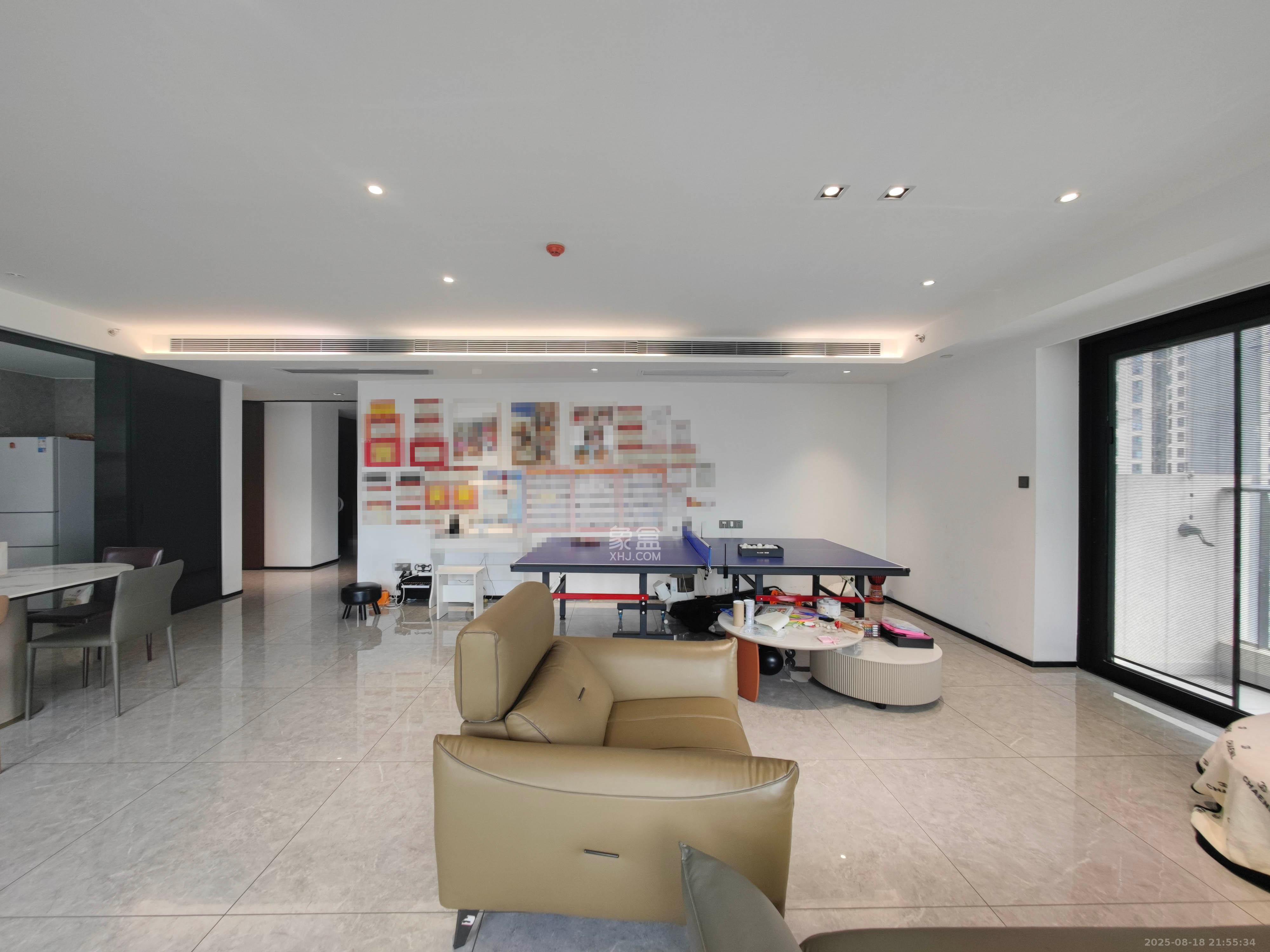 万科魅力之城 4室2厅3卫 270.0万 万科魅力之城 4室2厅3卫 270.0万客厅