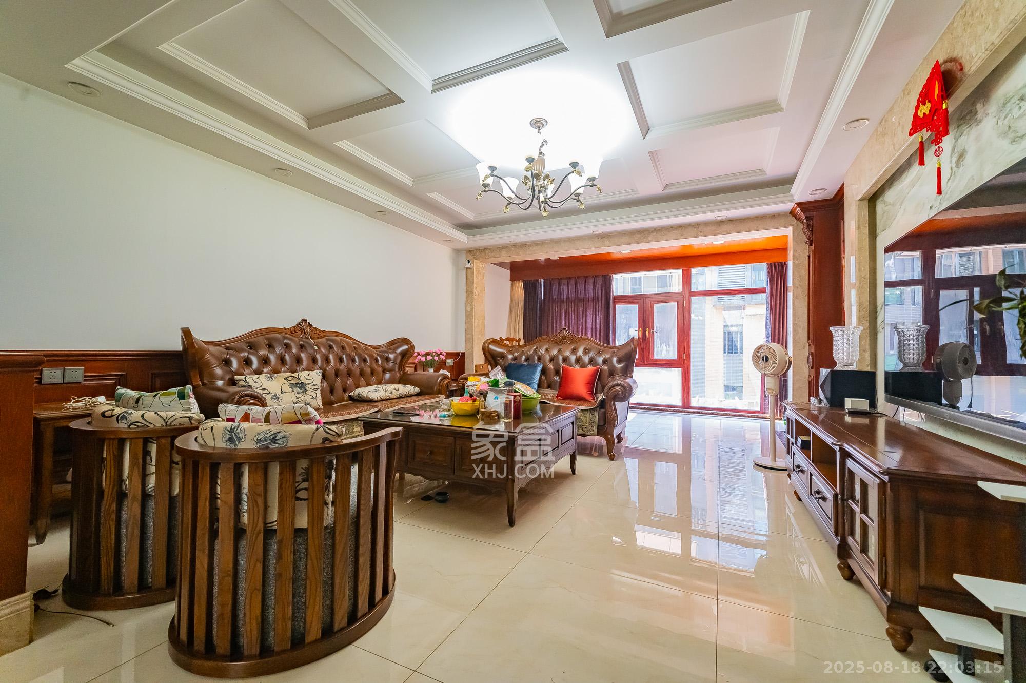 海伦春天  5室2厅3卫    288.0万 海伦春天  5室2厅3卫    288.0万客厅