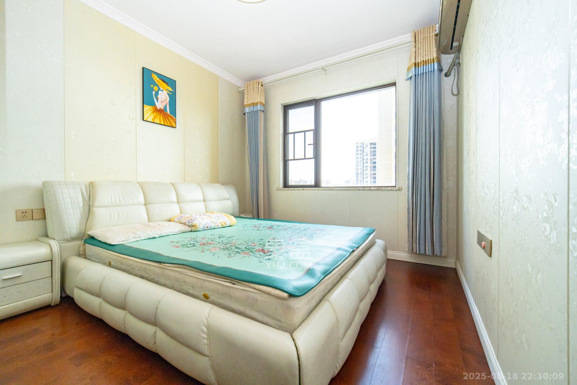 华润置地广场一期  1室2厅1卫    72.8万 华润置地广场一期  1室2厅1卫    72.8万卧室