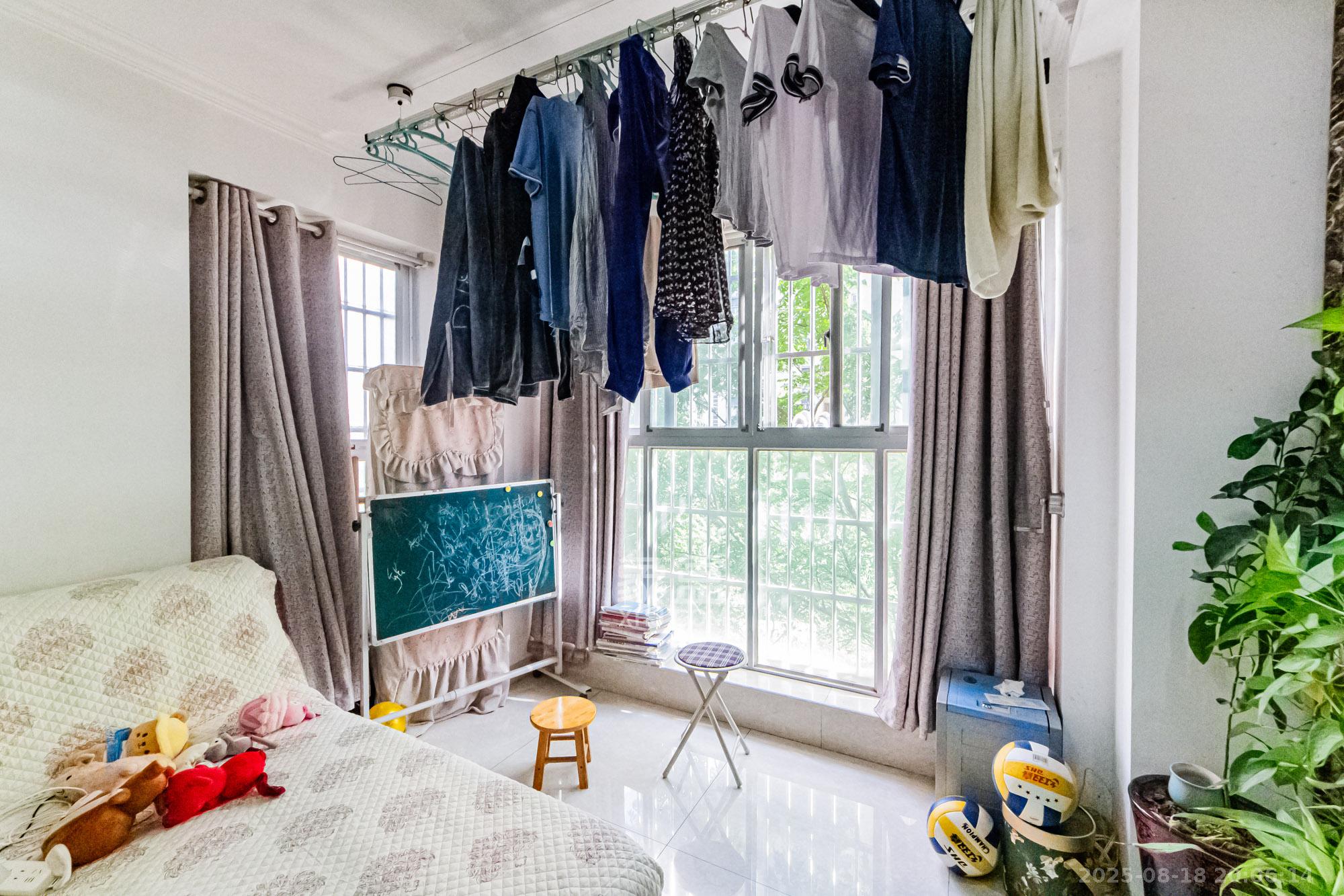 万国城（当代满庭春MOMA）三期  3室2厅1卫    79.0万阳台