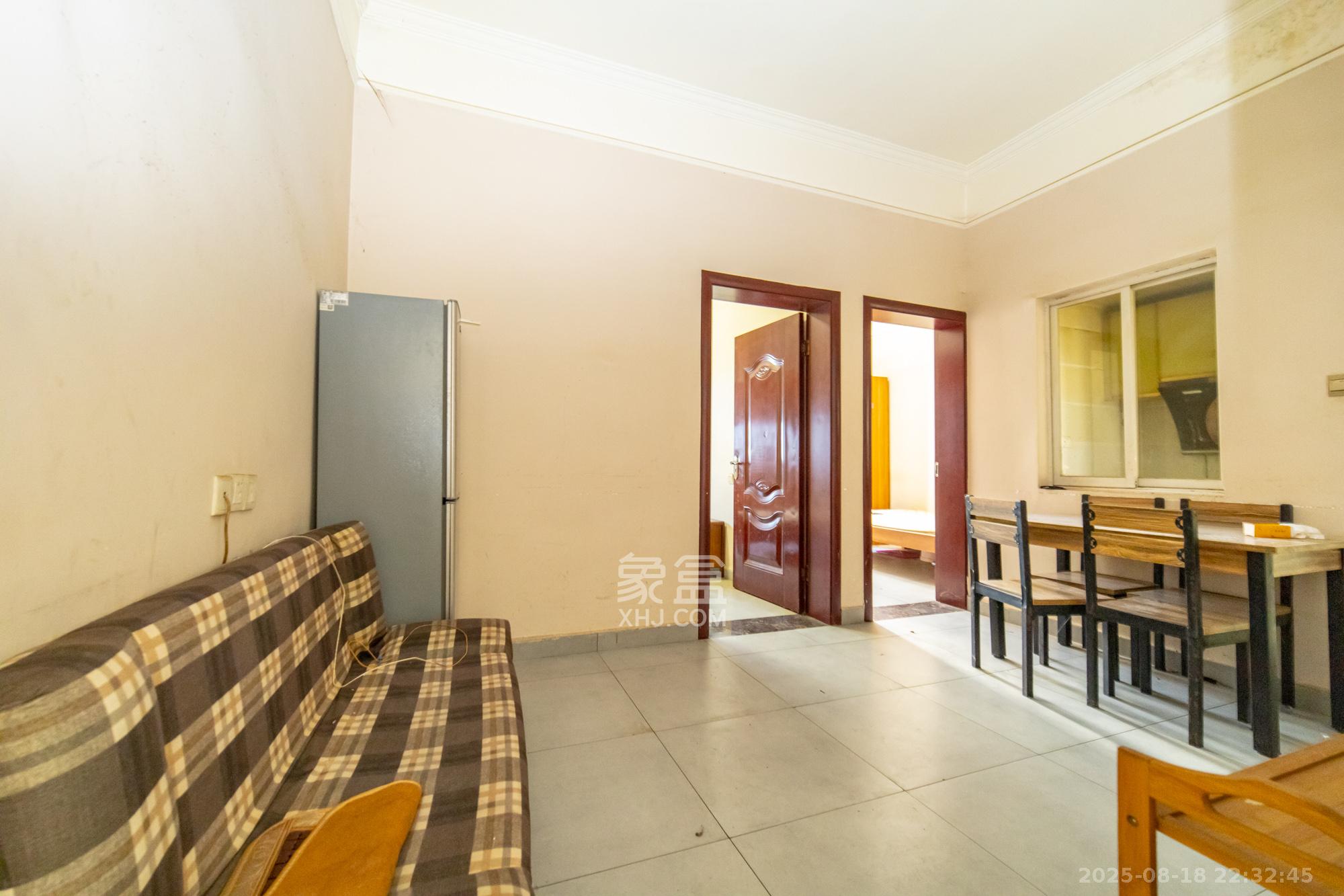 星沙一区 8室5厅5卫 105.0万 星沙一区 8室5厅5卫 105.0万客厅