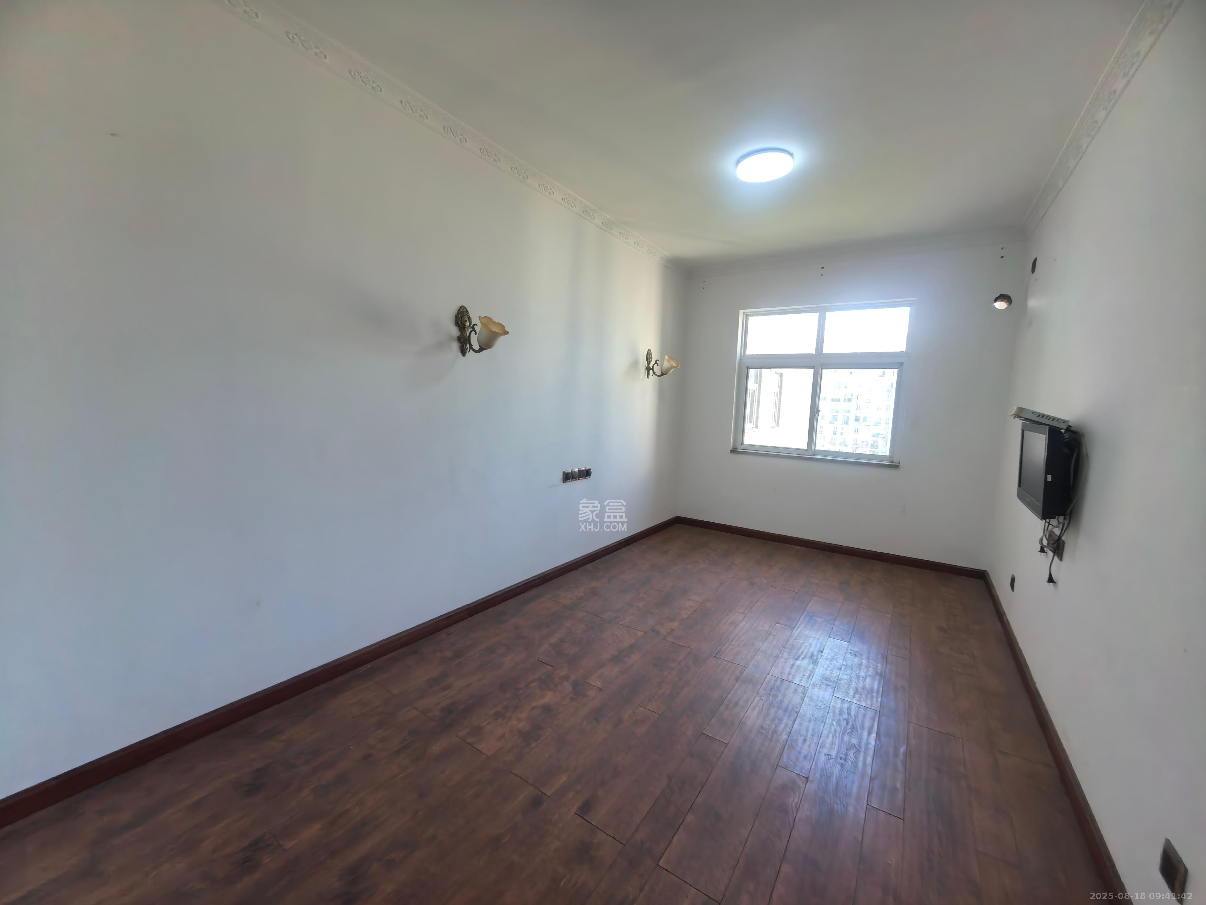 嘉盛华庭(一期、二期、三期)  4室2厅2卫    2800.0元/月 嘉盛华庭(一期、二期、三期)  4室2厅2卫    2800.0元/月室内图