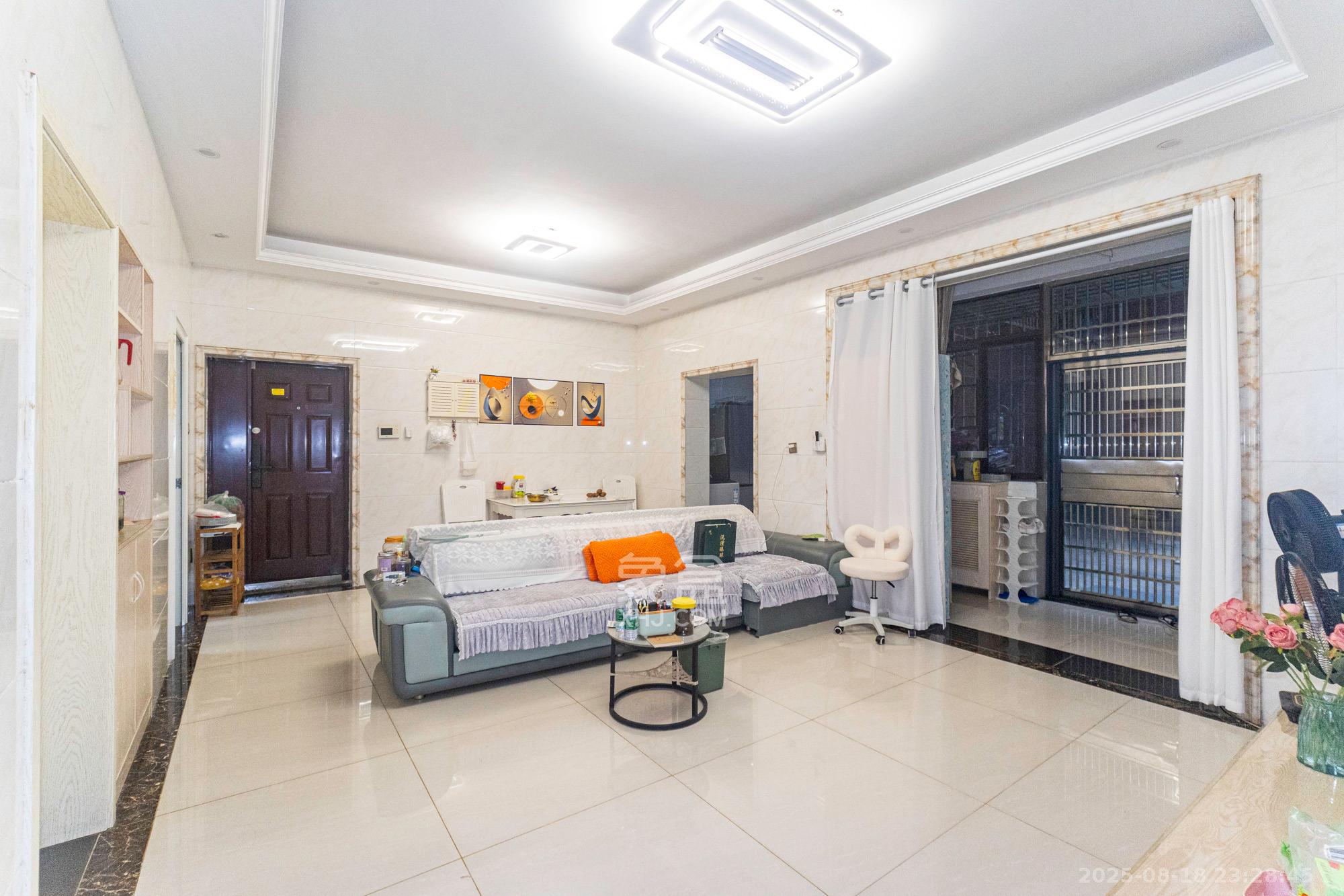 盛地春天里  3室2厅1卫    49.8万 盛地春天里  3室2厅1卫    49.8万客厅