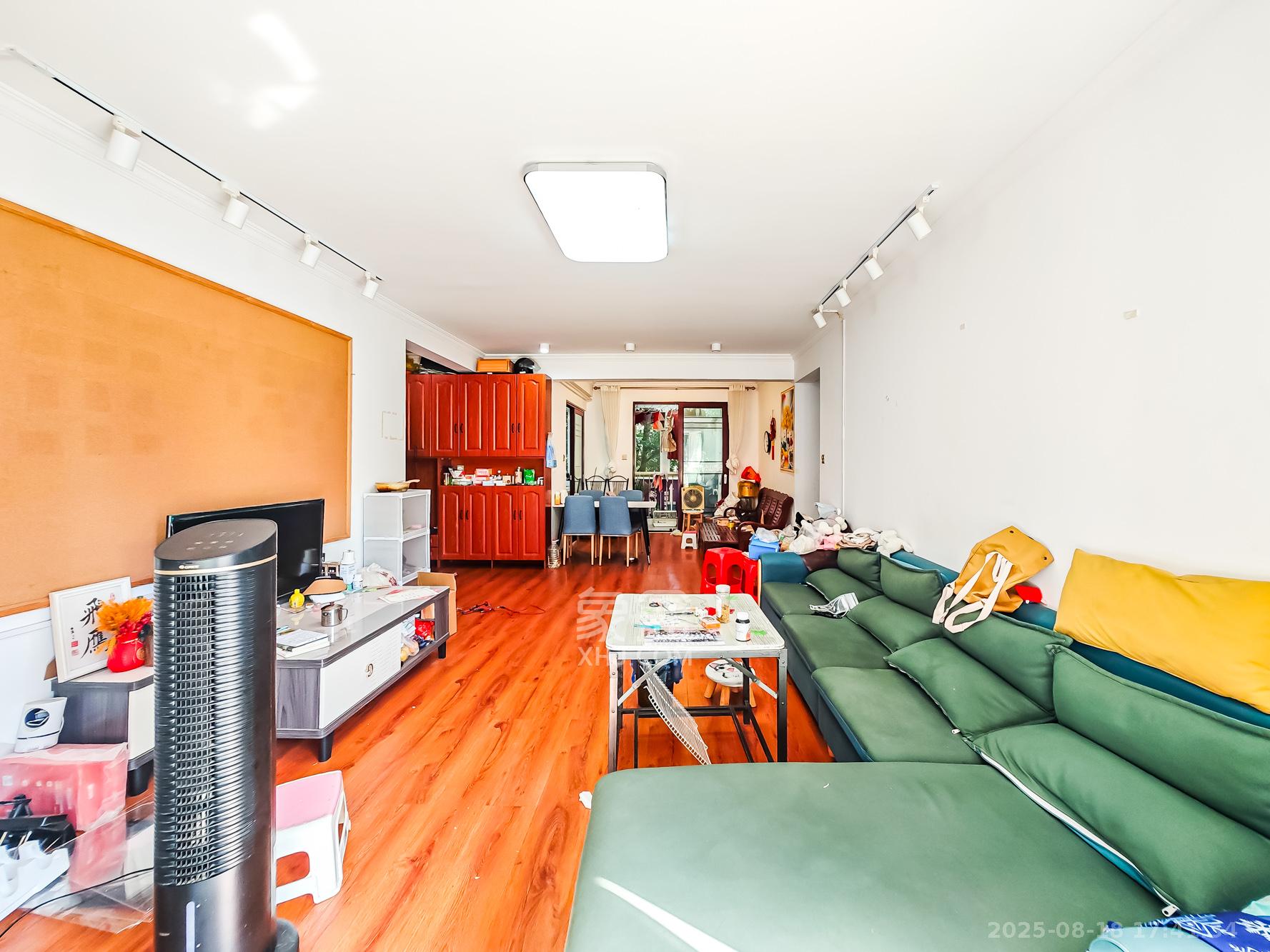 山语城一期  3室2厅2卫    88.0万客厅