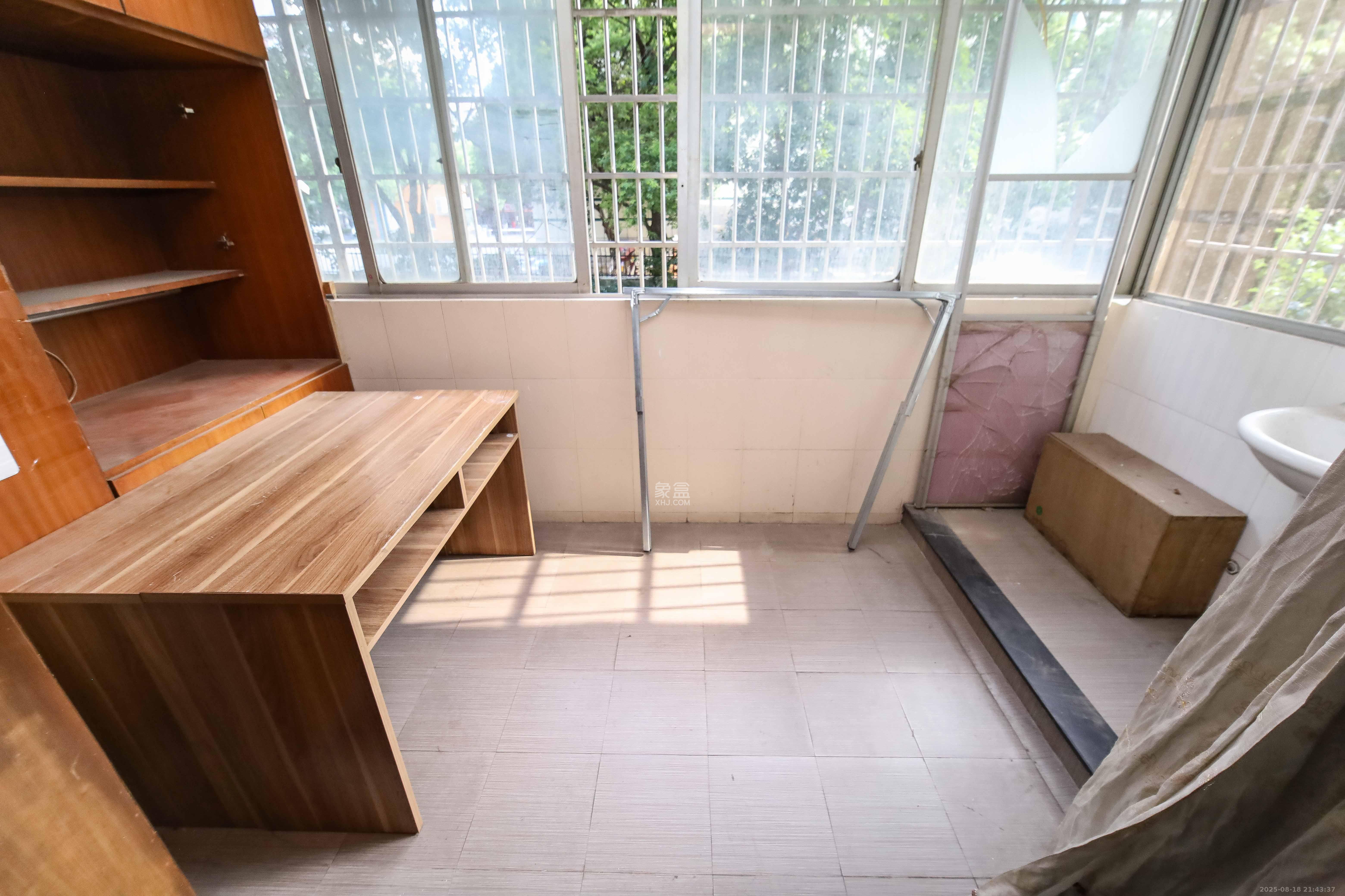 农广校单位宿舍  4室2厅2卫    79.8万 农广校单位宿舍  4室2厅2卫    79.8万阳台