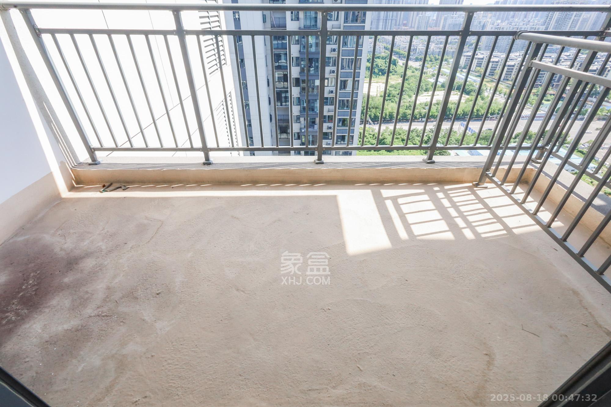 华杰天骄（滨江福源里）  4室2厅2卫    167.8万阳台