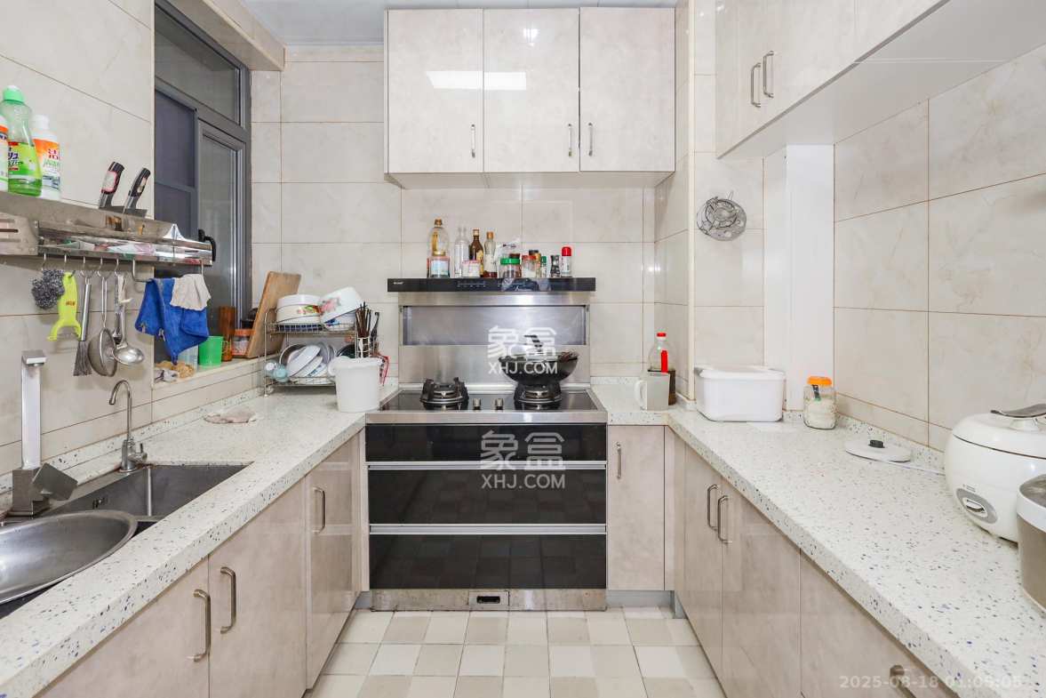 八方小区C区  3室2厅2卫    320.0万 八方小区C区  3室2厅2卫    320.0万厨房